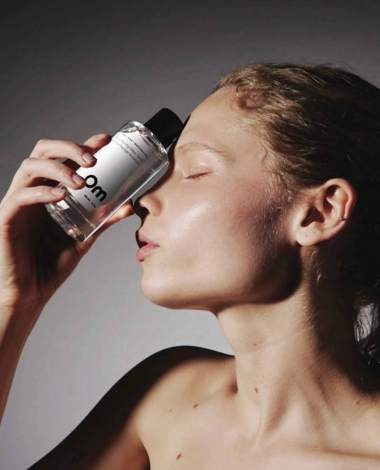 New product alert! 😍

@om.organics.skincare Resurfacing Glow Tonic! 

So excited for this to be hitting our shelves next week! 

The amazing way to remove dead skin, enhance your glow and exfoliate gently!

Who is ready to try it??!!

#SkincareSatur