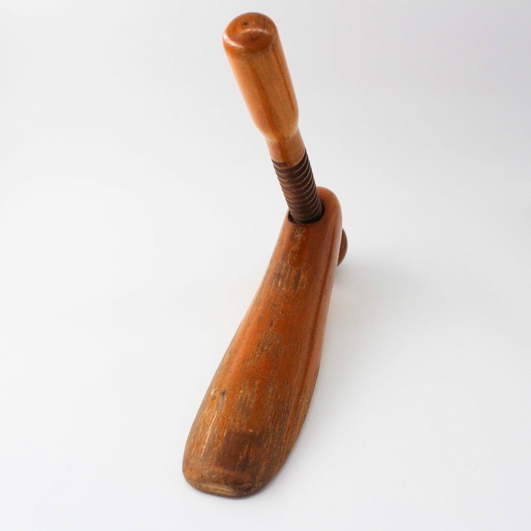 Adjustable shoe stretchers screw thread mechanism