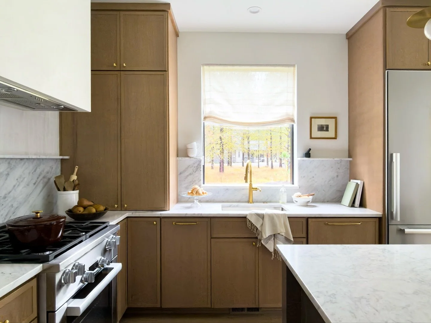 Small spaces can still make a big impact! The kitchen at our Orphan Nugget new build maximizes the footprint but stays light and airy by extending the marble countertop to the splash, keeping the finishes consistent and adding in a relaxed linen roma