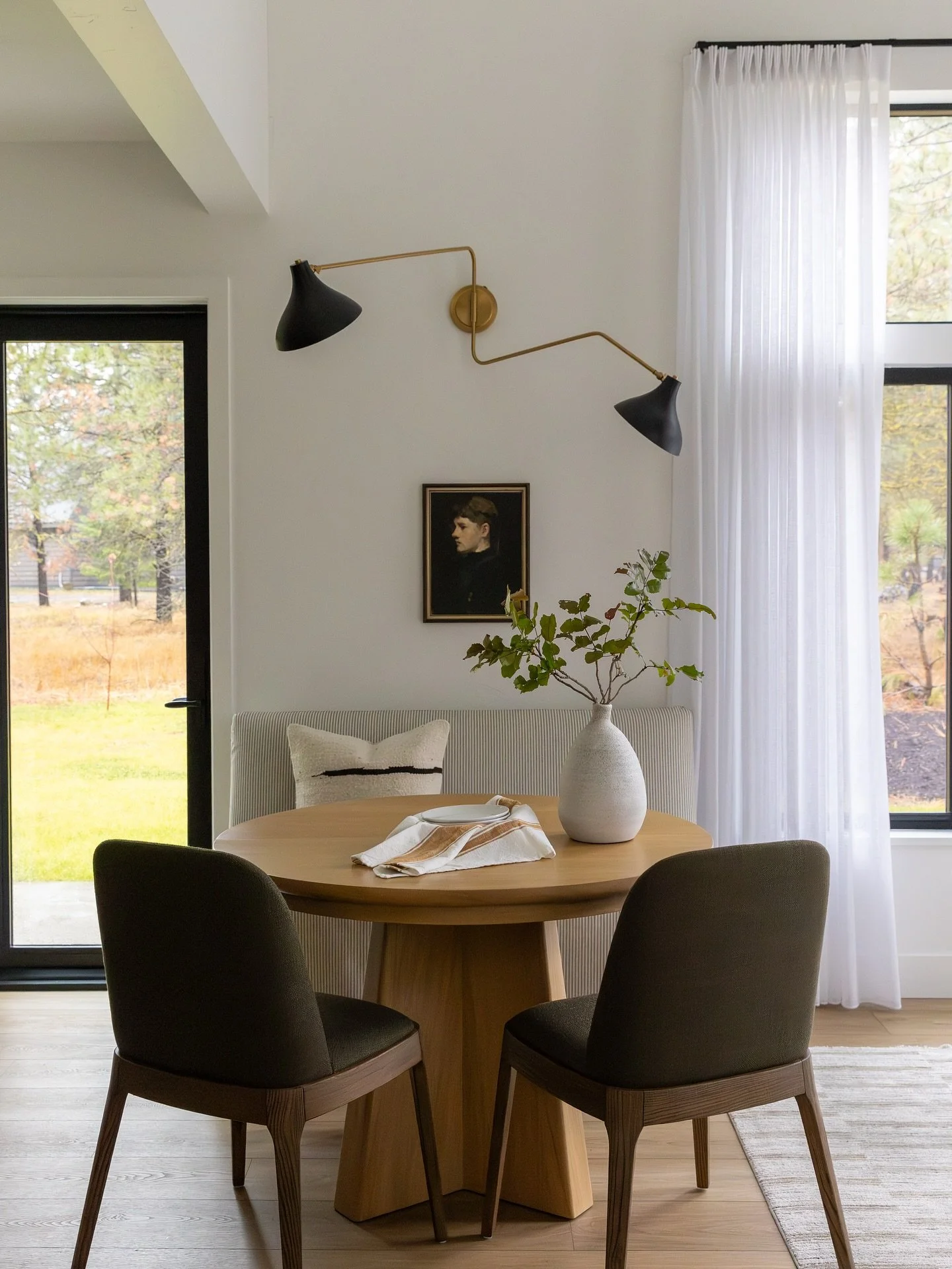 The perfect spot to sip coffee on a Sunday morning.

#goldnugget 
Design and styling: @jillianinteriors 
Photography: @kristyahenry