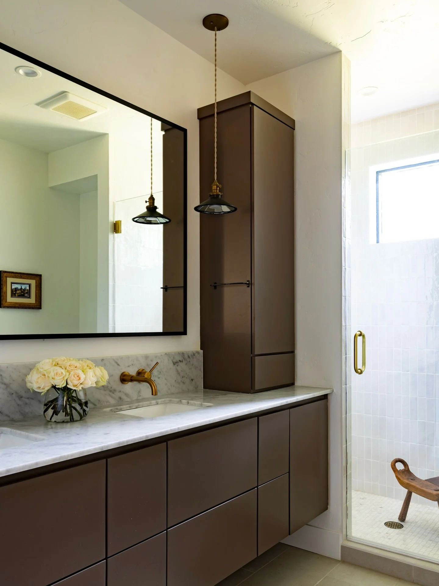 The guest bathroom at our Orphanage Nugget project has the prettiest chocolate colored vanity. Staying true to this home&rsquo;s aesthetic, we opted for integrated finger notches to keep things clean and simplistic. 

Design: @jillianinteriors 
Photo
