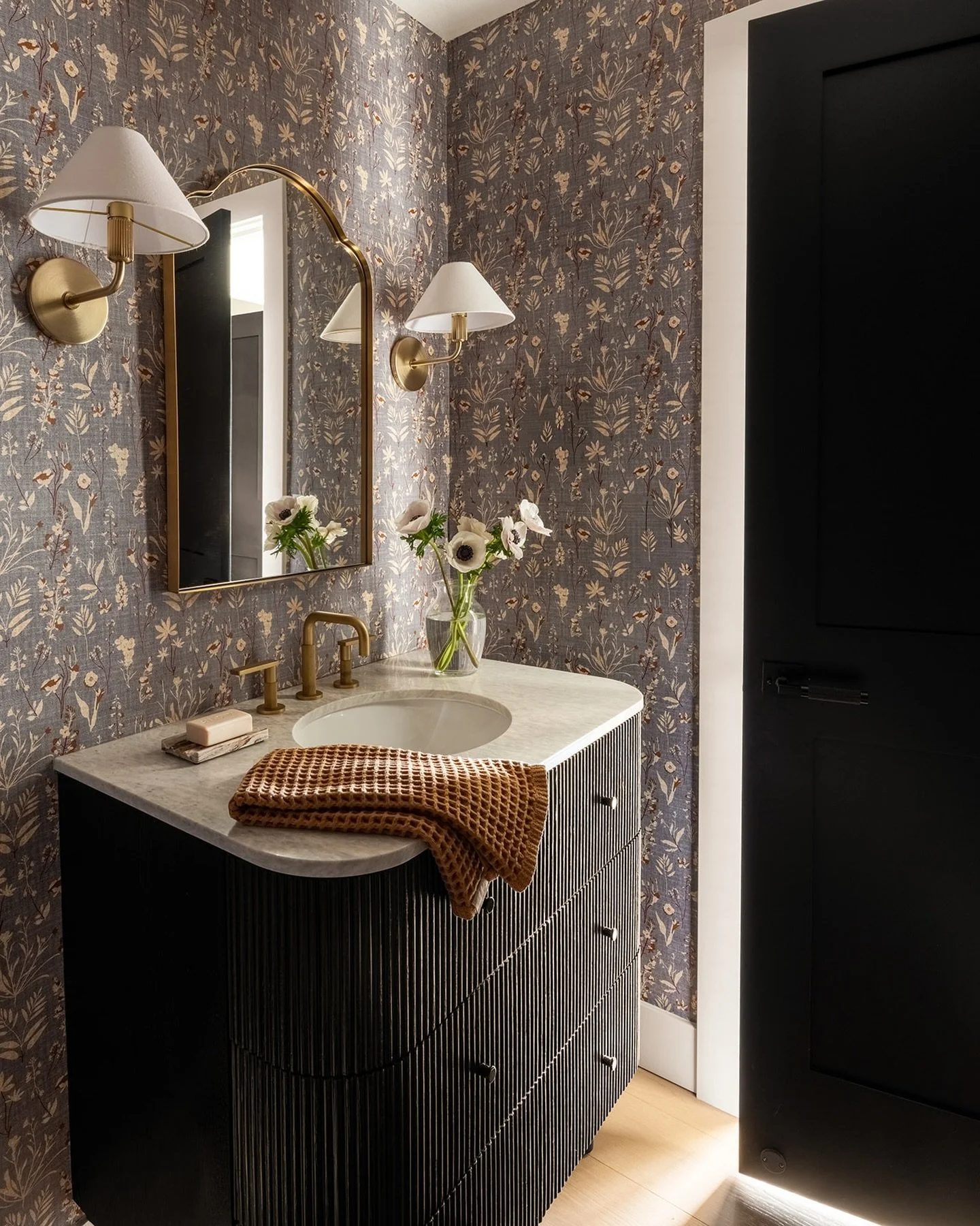 Love all the rich tones and textures in addition our Lake Tapps powder bath. It&rsquo;s a lovely space for guests 

Design: @jillianinteriors 
Photo: @_karamercer