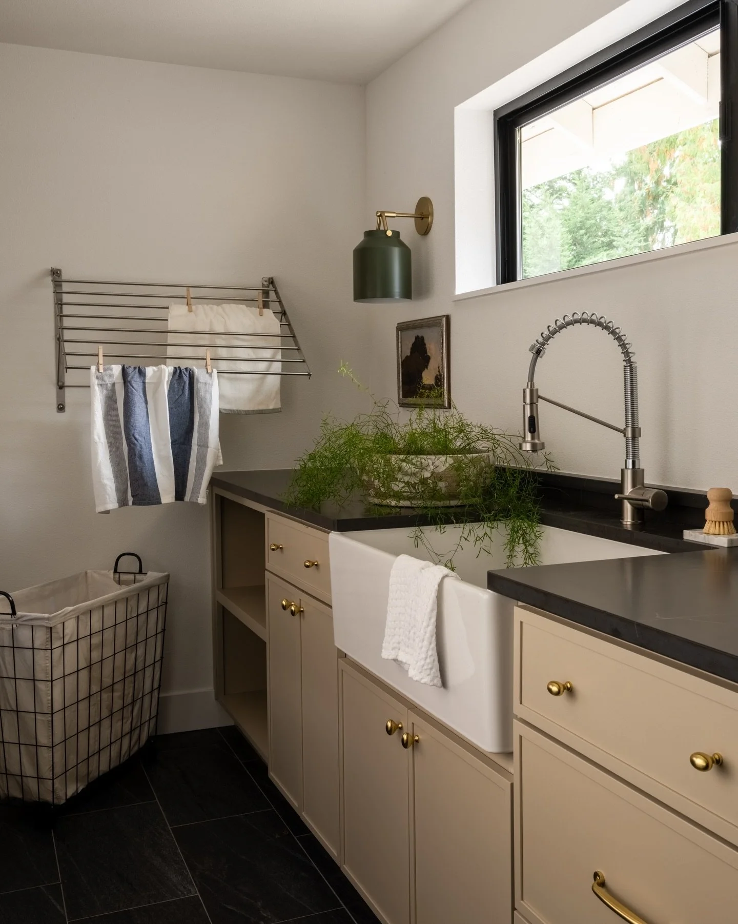 We definitely wouldn&rsquo;t mind tackling weekend laundry in this space. 

Design &amp; Styling: @jillianinteriors 
Photo: @_karamercer