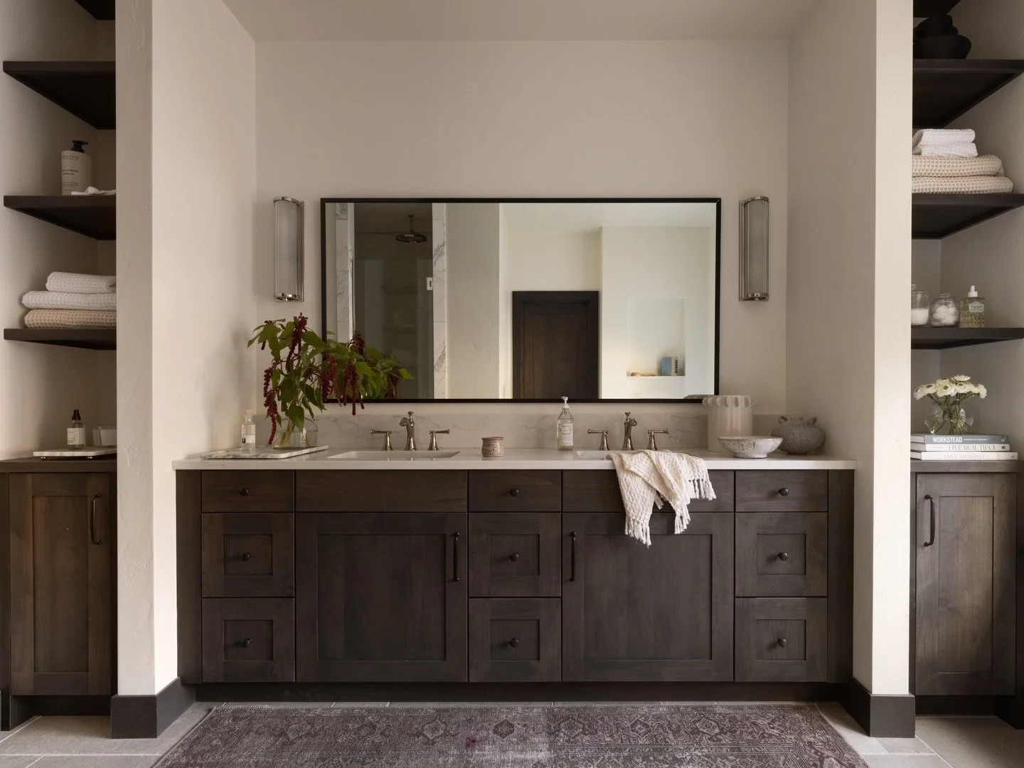 Spring is here, colors are brighter, design is becoming more fun but there will always a place for neutrals done right. 👌🏻

Design: @jillianinteriors 
Photo: @_karamercer