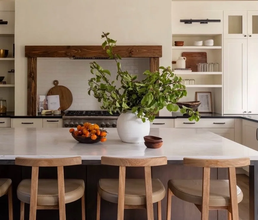 Happy Friday! Bright spaces, fresh vibes, and a little pop of citrus &mdash; loving this kitchen moment.

Design: @jillianinteriors 
Photo: @_karamercer