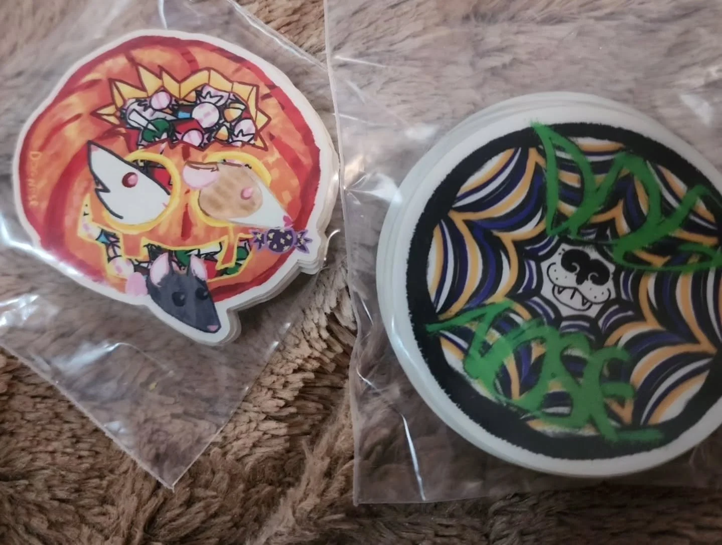 #smallbusinesssaturday 
BOTH STICKERS!! $6.66 THIS OCTOBER ONLY !!!
GLOW IN THE DARK ? ✅
CLEAR BORDERS? ✅

https://ko-fi.com/s/272459486e
https://www.etsy.com/listing/1789186858/rat-toween-snack-o-lantern-pack
#halloweenstickers #smallbiz #smallbusin