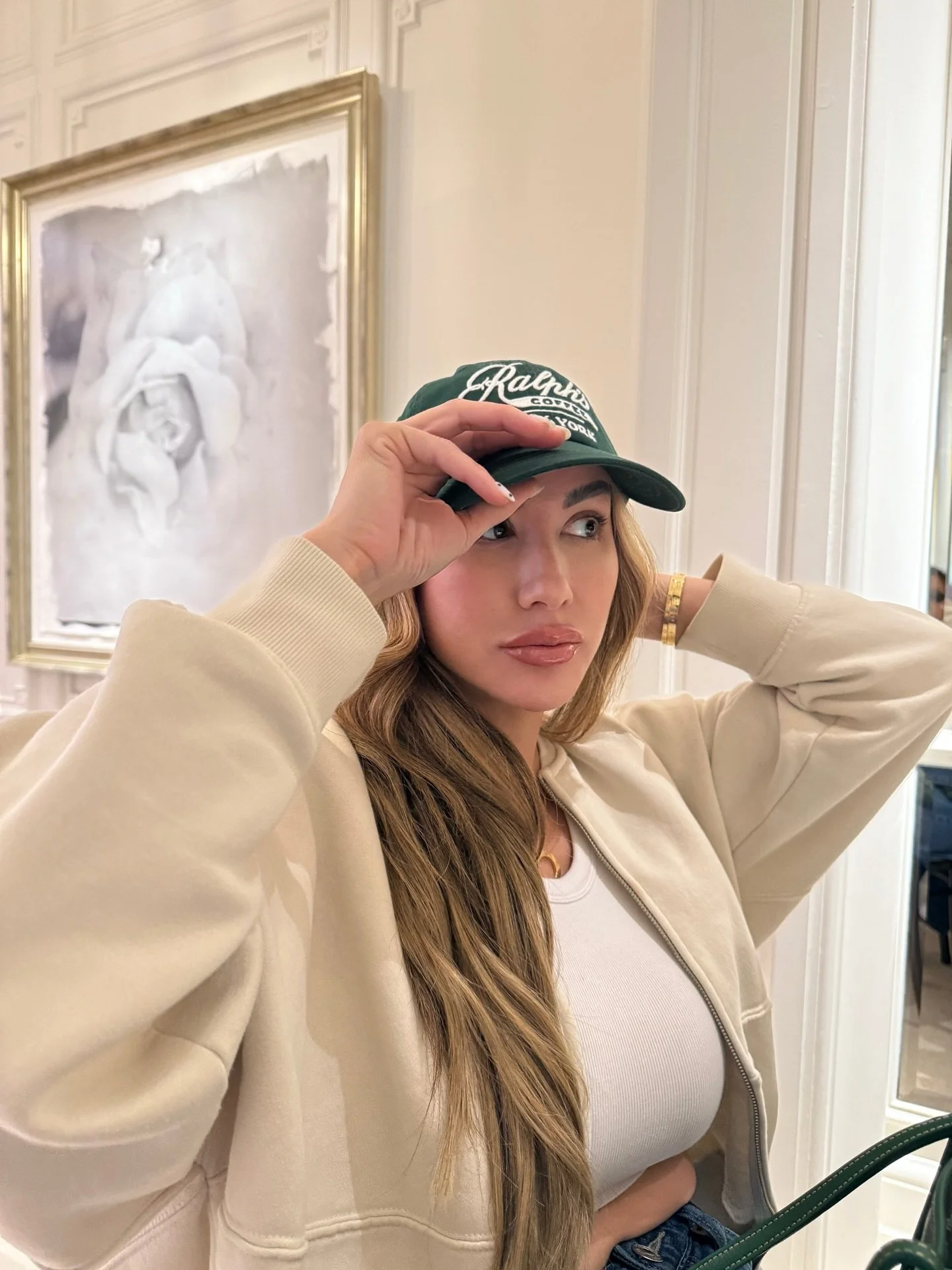 skincare first coffee second 💚☕️

reminder: As the seasons change, your skin deserves a reset too. Cooler weather is the perfect time to repair sun damage, deeply hydrate, and rejuvenate your glow with customized treatments and medical-grade skincar