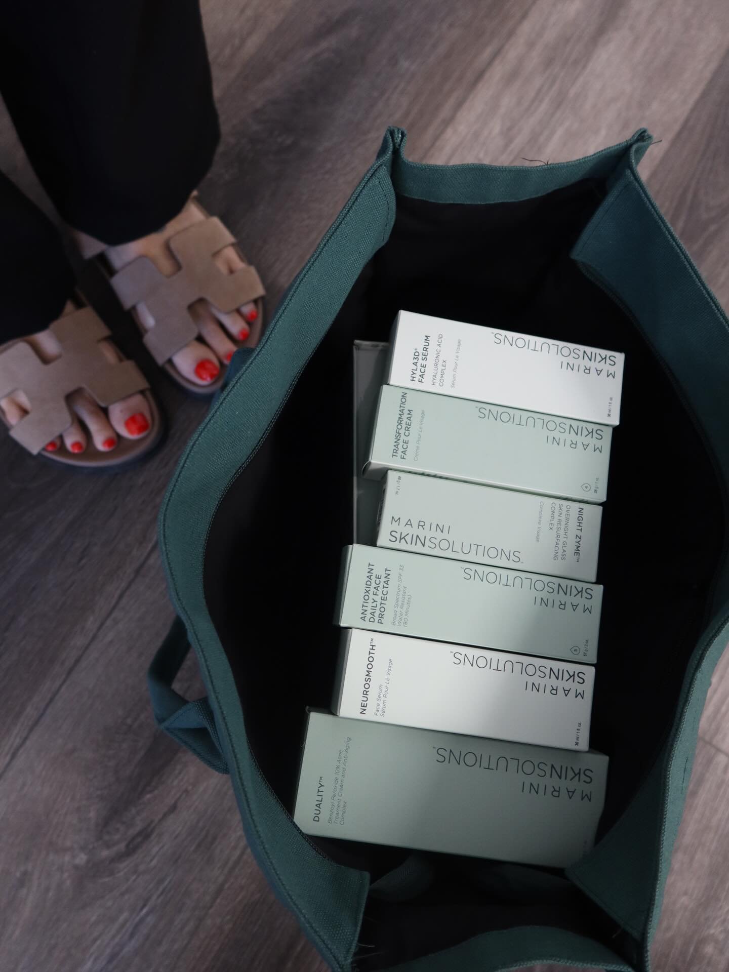 what&rsquo;s in my bag 💅🏽

&bull; Duality &ndash; Clears breakouts + targets aging

&bull; NeuroSmooth &ndash; Smooths lines, relaxes expression wrinkles

&bull; Hyla3D &ndash; Deep hydration + plump glow

&bull; Transformation Cream &ndash; Lightw