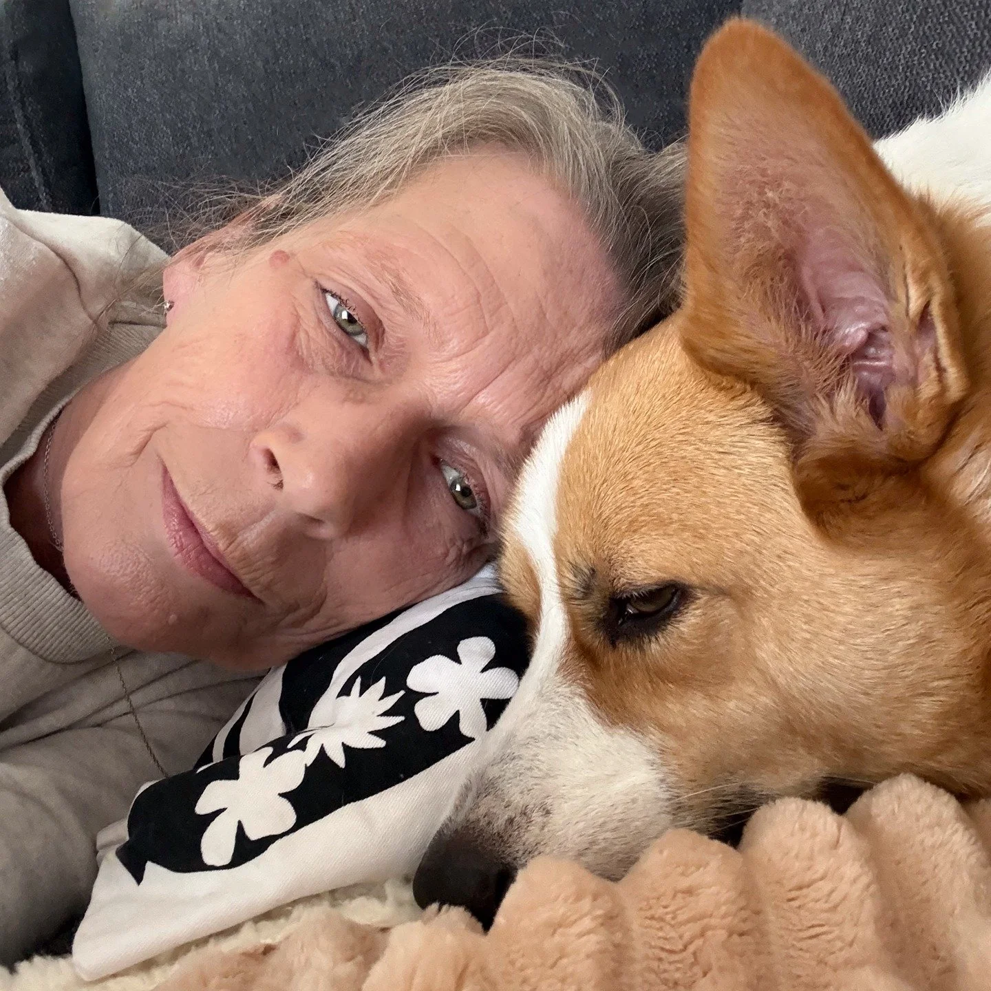 Today is Sunday - relaxing with my Watson. Sundays in Germany is very slow going; you have time to reflect and take a deep breath.
Yesterday I was talking to my sweet friend (and former boss in the US) @llmarion0315, told her that I am not ready for 