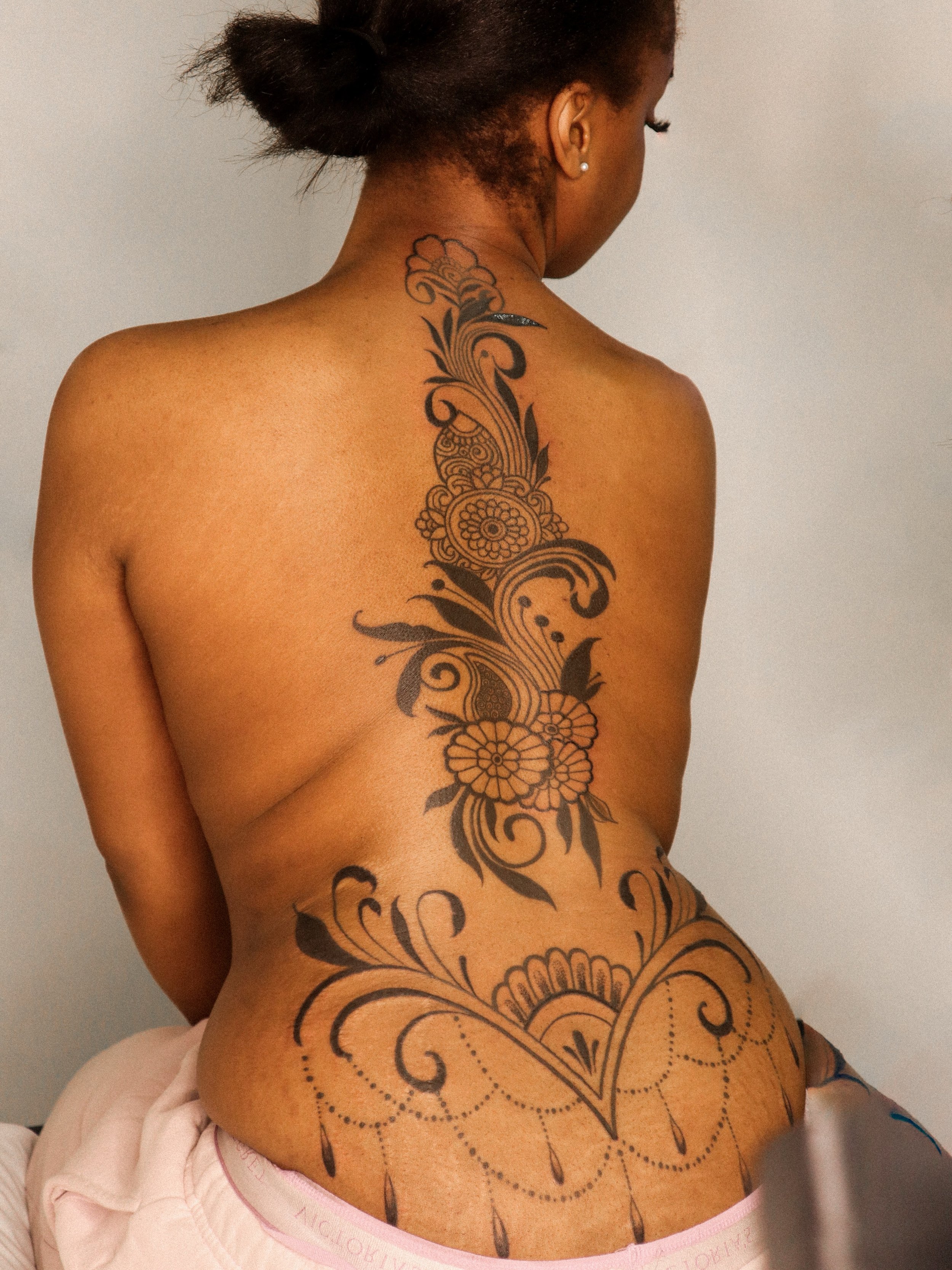 Finished mehndi inspired ornamental back piece for Hope✨
Built over multiple sessions to flow with the shape of the body

Always open to more ornamental back pieces + large flowing designs 🤎

💌Email to book or fill out the inquiry form link in bio
