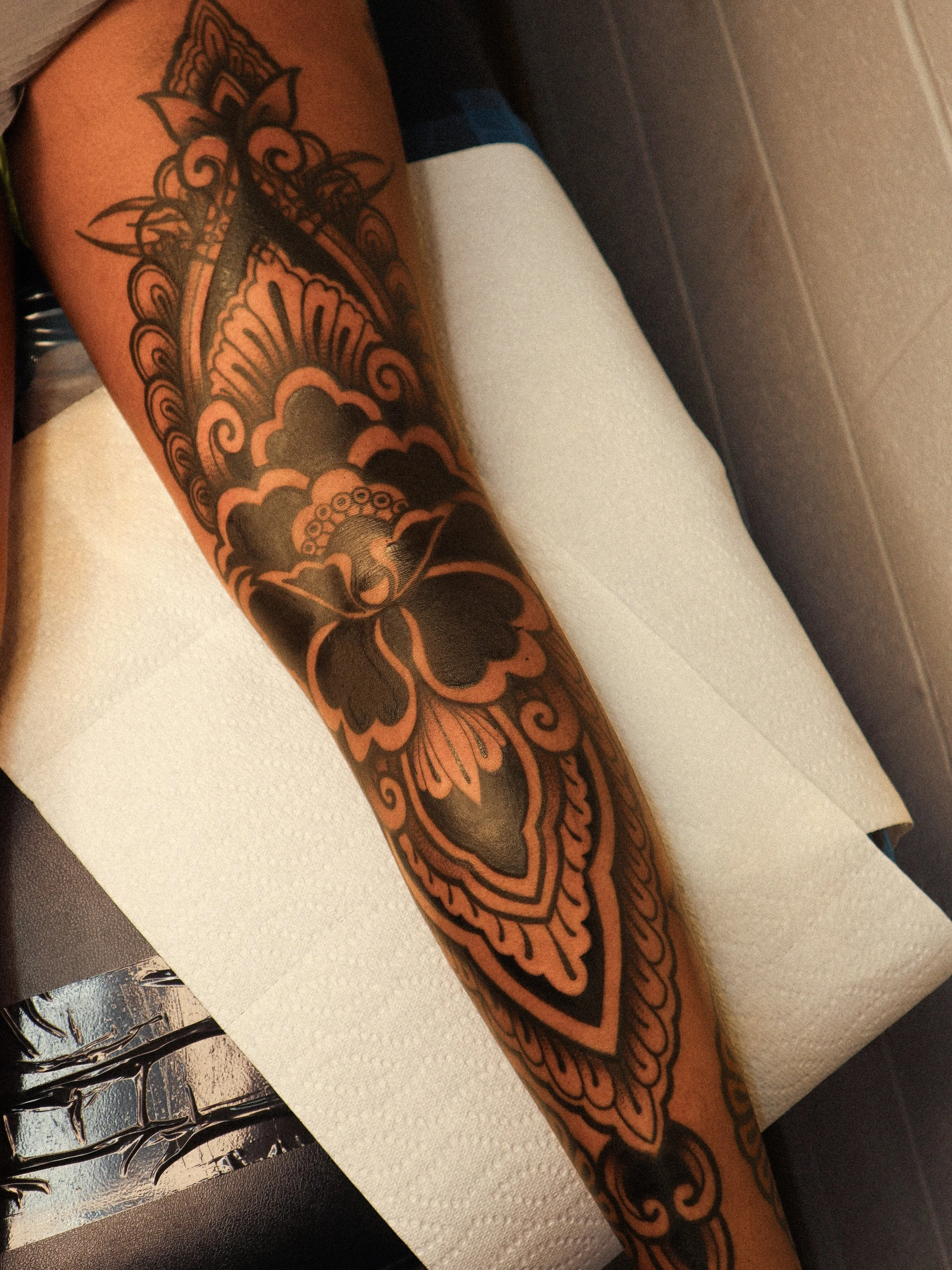 Completed Ornamental Leg piece for Naomi 🤎 &mdash; 3 full day sessions (approx 18 hours) ✨ 
Large projects like this are so special, I love being able to work with one person &amp; getting to know them to bring the design to life! We plan on connect
