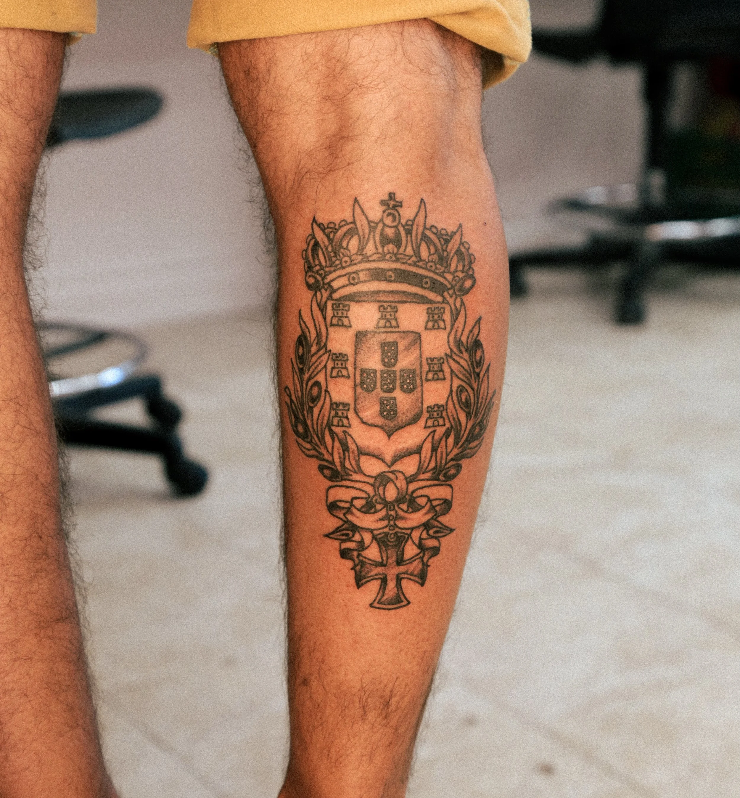 Custom Portuguese Coat of Arms for Julio 🇵🇹 &mdash; done in a Traditional style
Thanks for always stopping by! We hope to see you again soon 

Book form, linked in bio 👆🏾
🏠 @browncowstudio 
✍🏾 @kedredesigns 

#traditionaltattoo #portugaltattoos