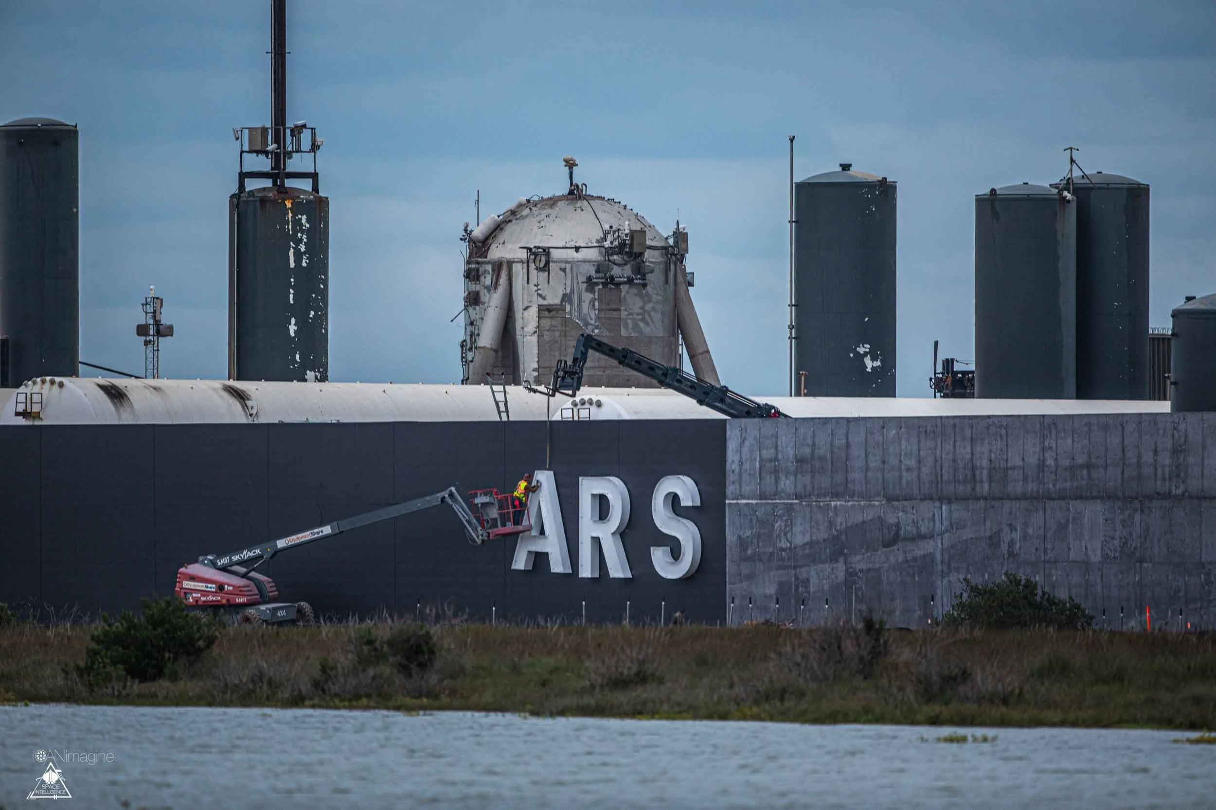 Nuevo letrero comienza a ser instalado en Starbase, Texas