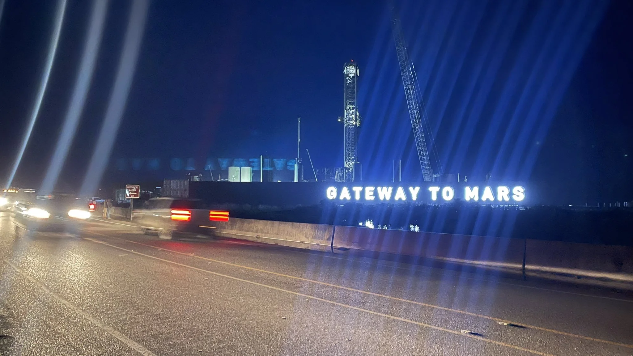 SpaceX ilumina el letrero GATEWAY TO MARS