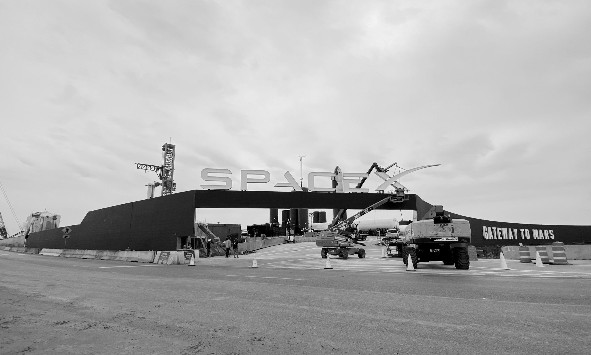 Nuevo letrero de SpaceX en área de lanzamiento