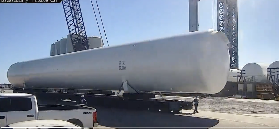 Nuevo tanque colocado en granja de tanque en el área de lanzamiento