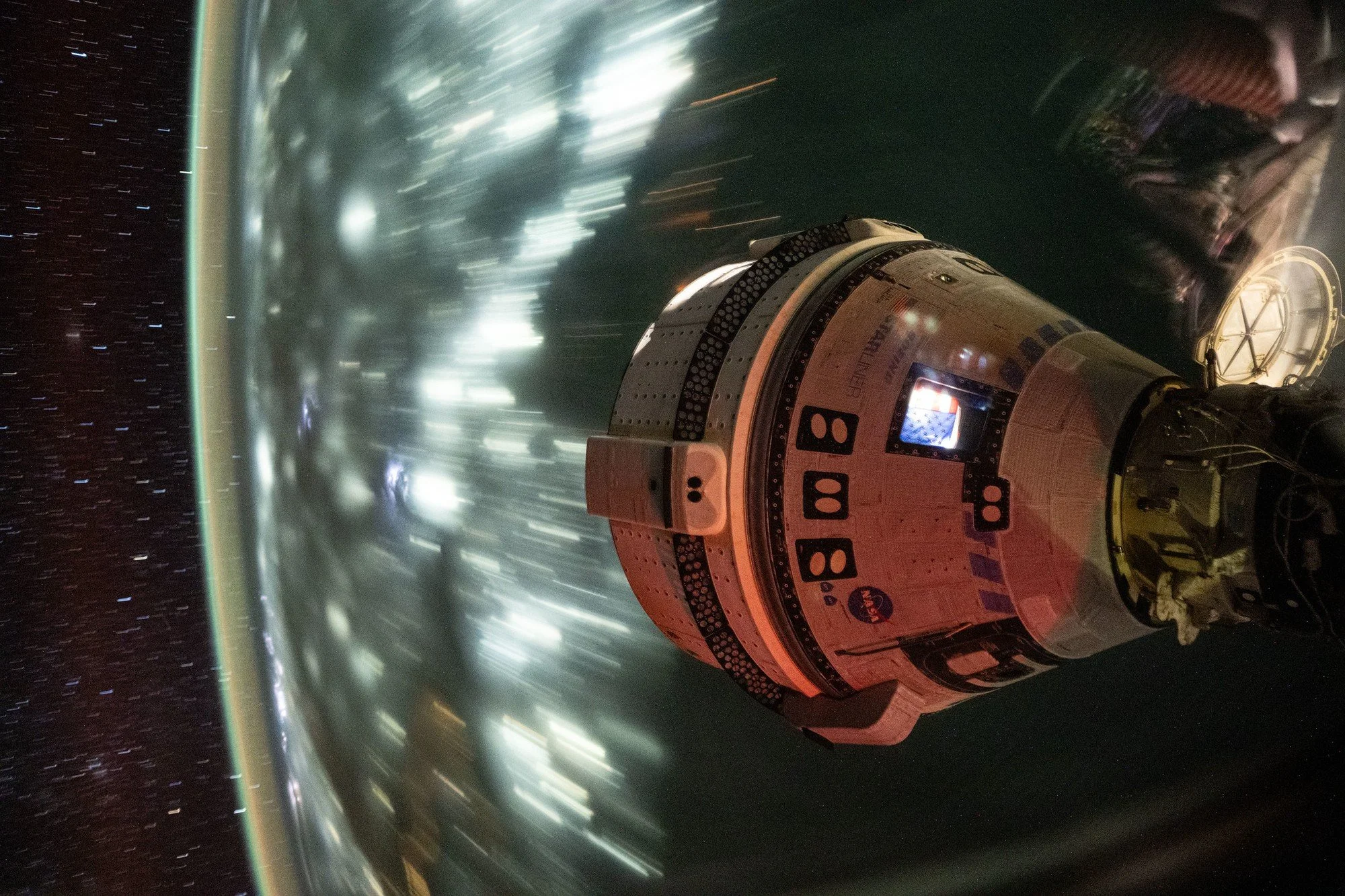 Nave Starliner acoplada a la Estación Espacial Internacional