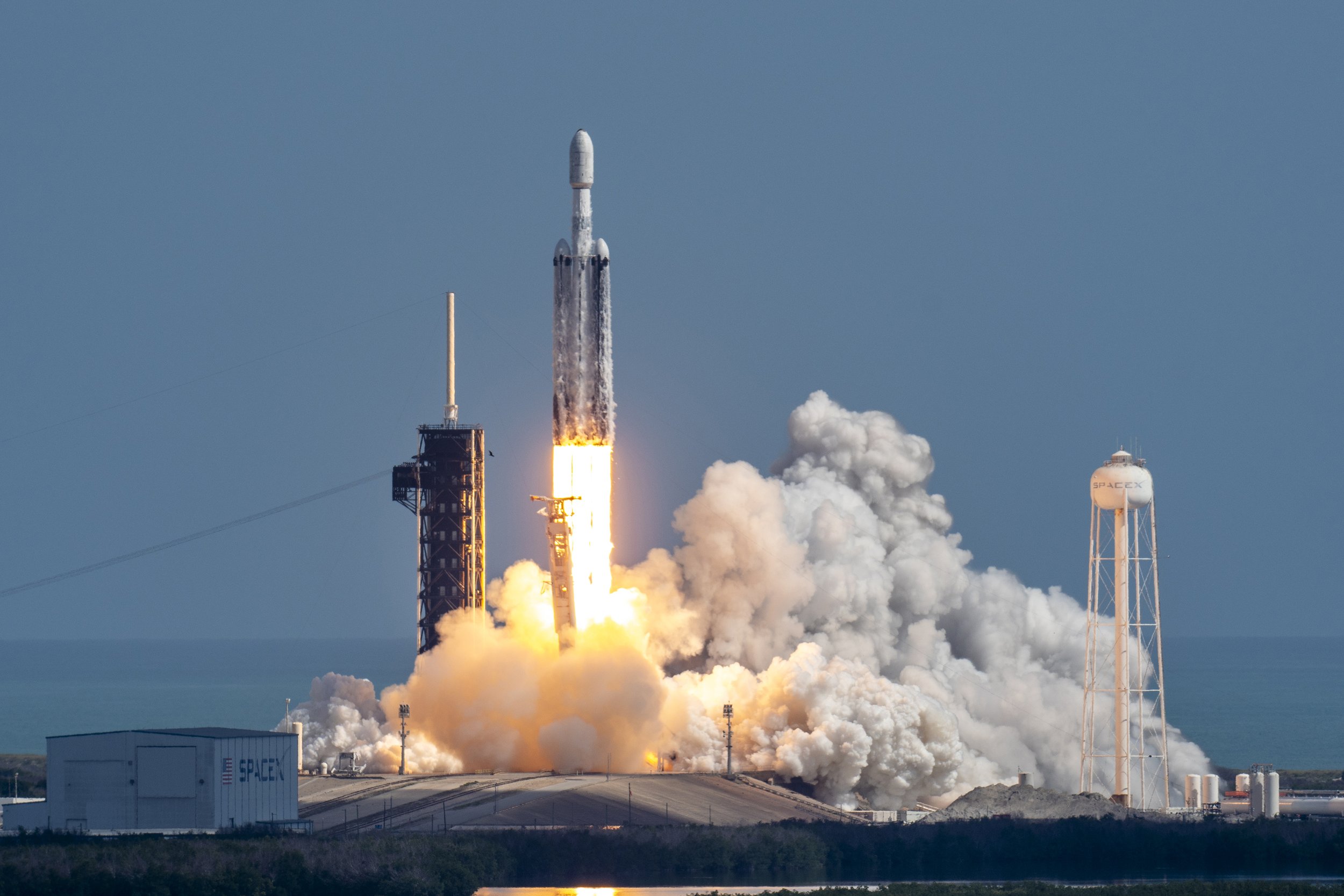 SpaceX lanza con éxito Viasat-3 F3 a bordo de un Falcon Heavy
