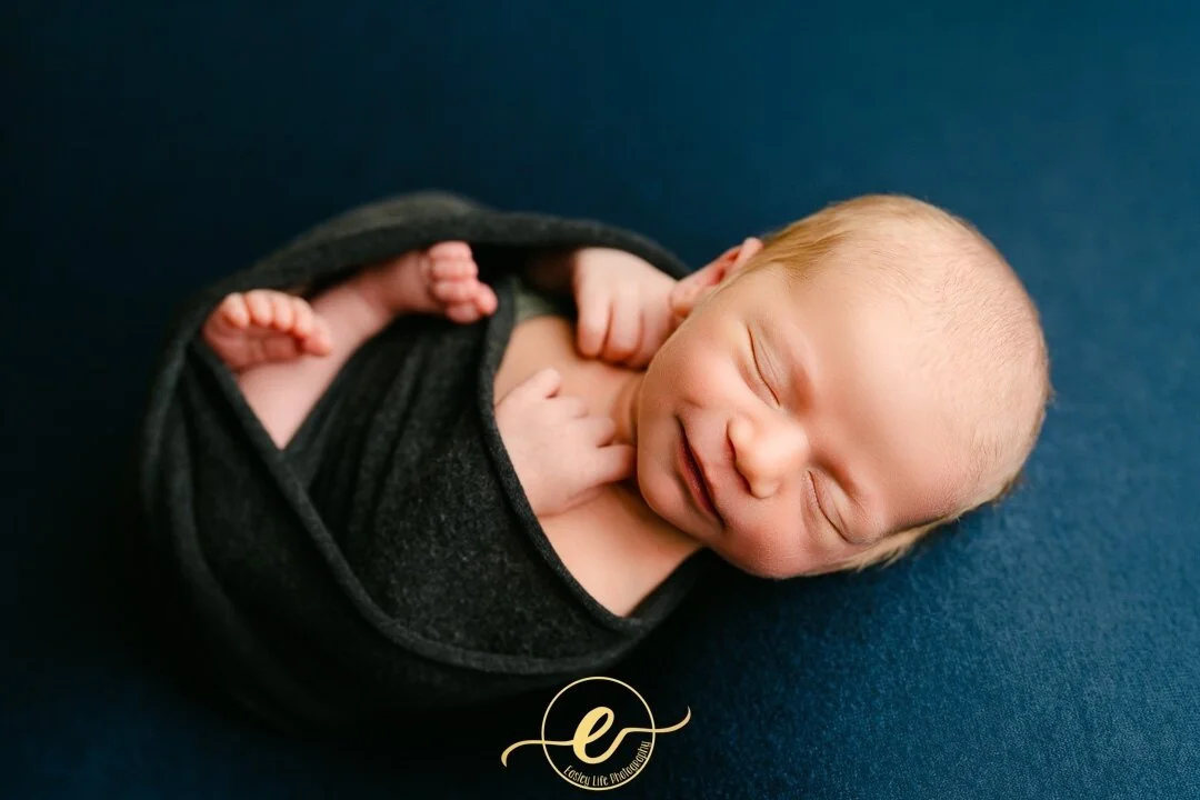 Smiles are obviously a fan fav!! ⁠
⁠
Hard to believe just a week or two prior to the newborn session your little one was somehow squeezed in your belly! Did you struggle with sharing your baby or are you team anyone hold my baby so I can sleep? 🤣⁠
⁠