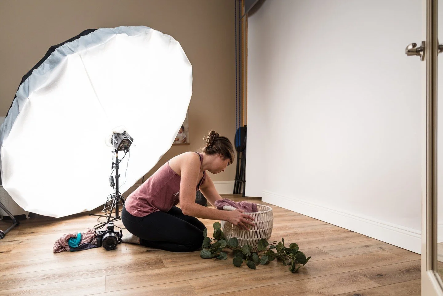 Session prep!! ⁠
⁠
This is me, every evening before a session! I prepare the posing table with the fabric mom chose during our consultation, I get the props ready and make sure everything I need is handy! Just one of my steps in ensuring a seamless p