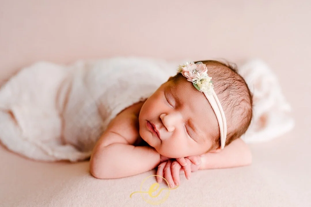 I hope you never get tired of this pose, bc I just love it! ⁠
⁠
Some newborn poses can appear uncomfortable or awkward, and this just looks so effortless and relaxed! Maybe next time I need to create a behind-the-scenes video to show what really goes