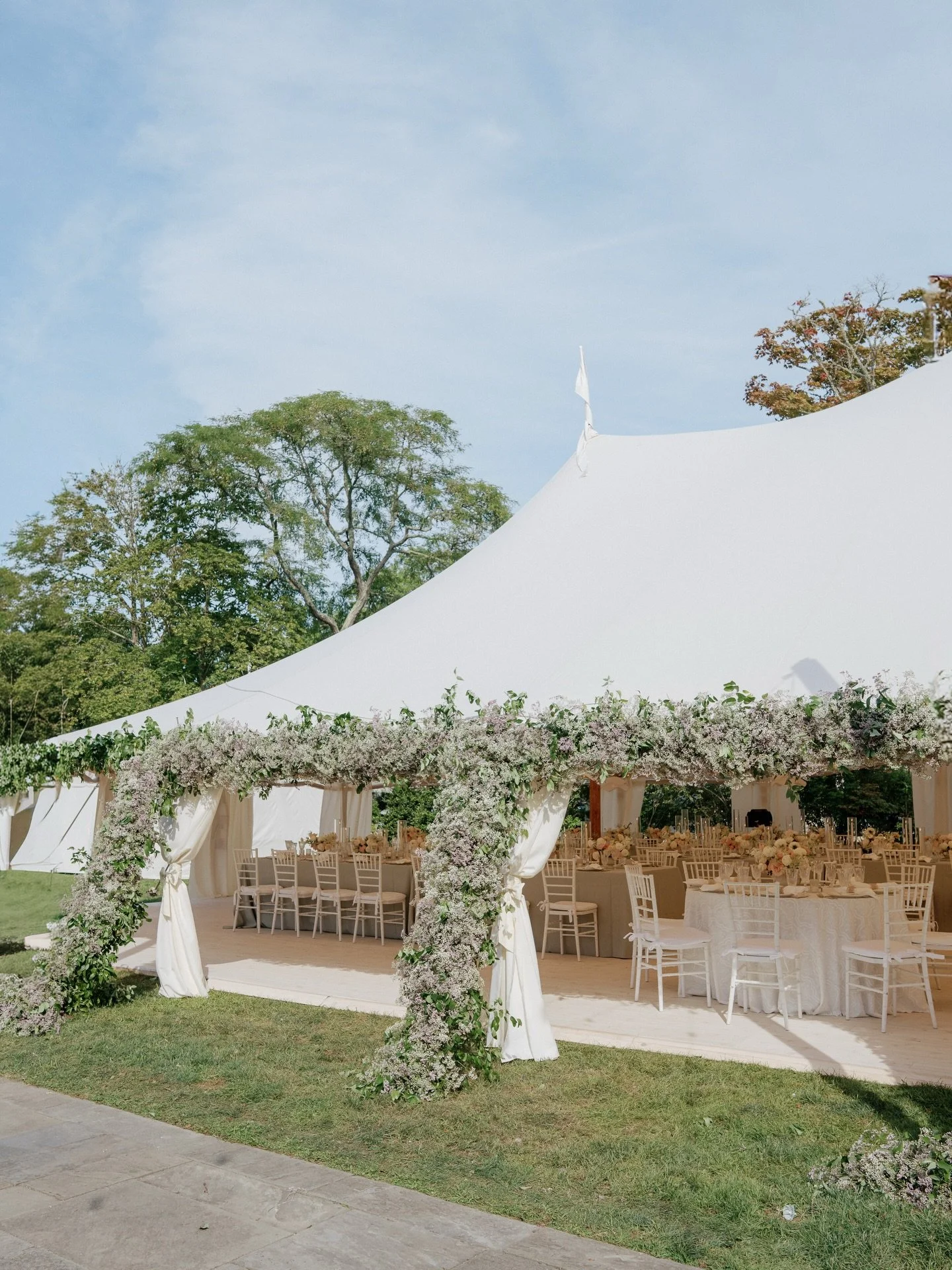 These cold days have us dreaming of summer wedding weather and tented spaces filled with soft colors, airy lighting, and florals that transform the whole experience 😍

Wedding Planning and Design @timelesseventplanning_

Photos @aliciaminkphoto

Ven