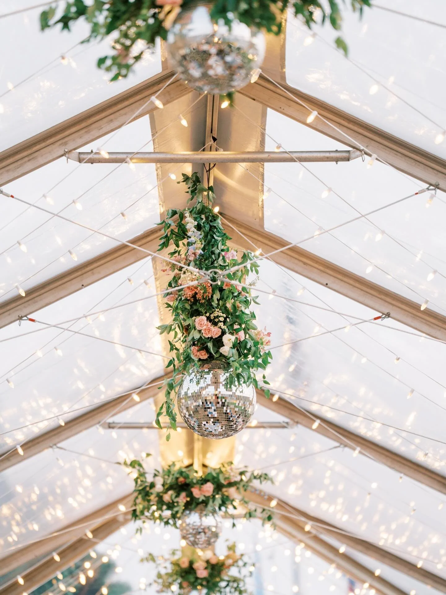 This summer reception was designed to feel effortless and alive. Lush colorful centerpieces, airy intentional tablescapes, and subtle touches of light came together to create a glow that wasn&rsquo;t just seen, but felt! 

Photographer: @isabellestow