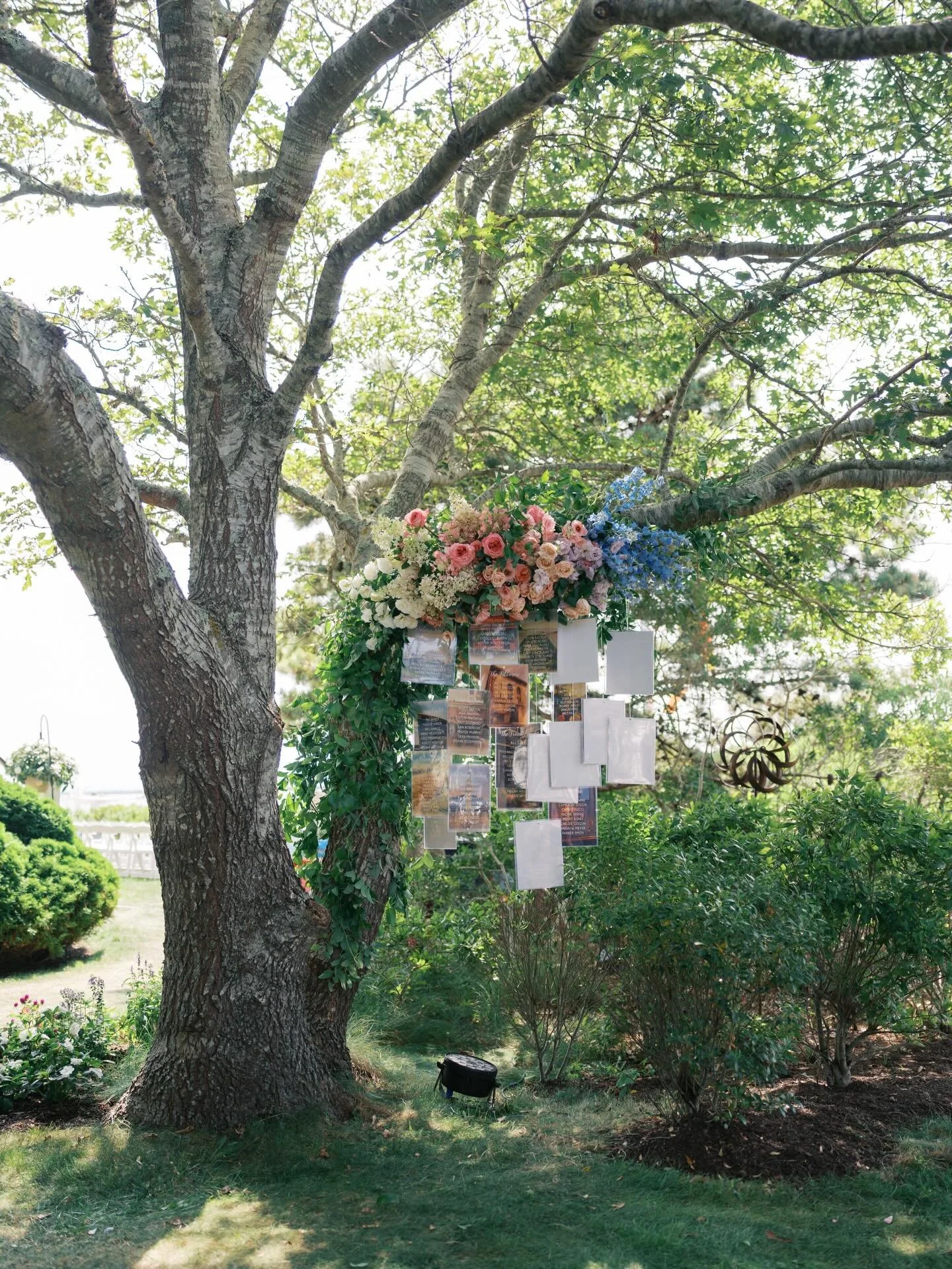 Swipe through for a closer look at this design 😍 On a cold and snowy day like today, we&rsquo;ll happily daydream about color, warmth, and moments like this! 

Planner: @katydydevents 
Photographer: @isabellestowikphoto
