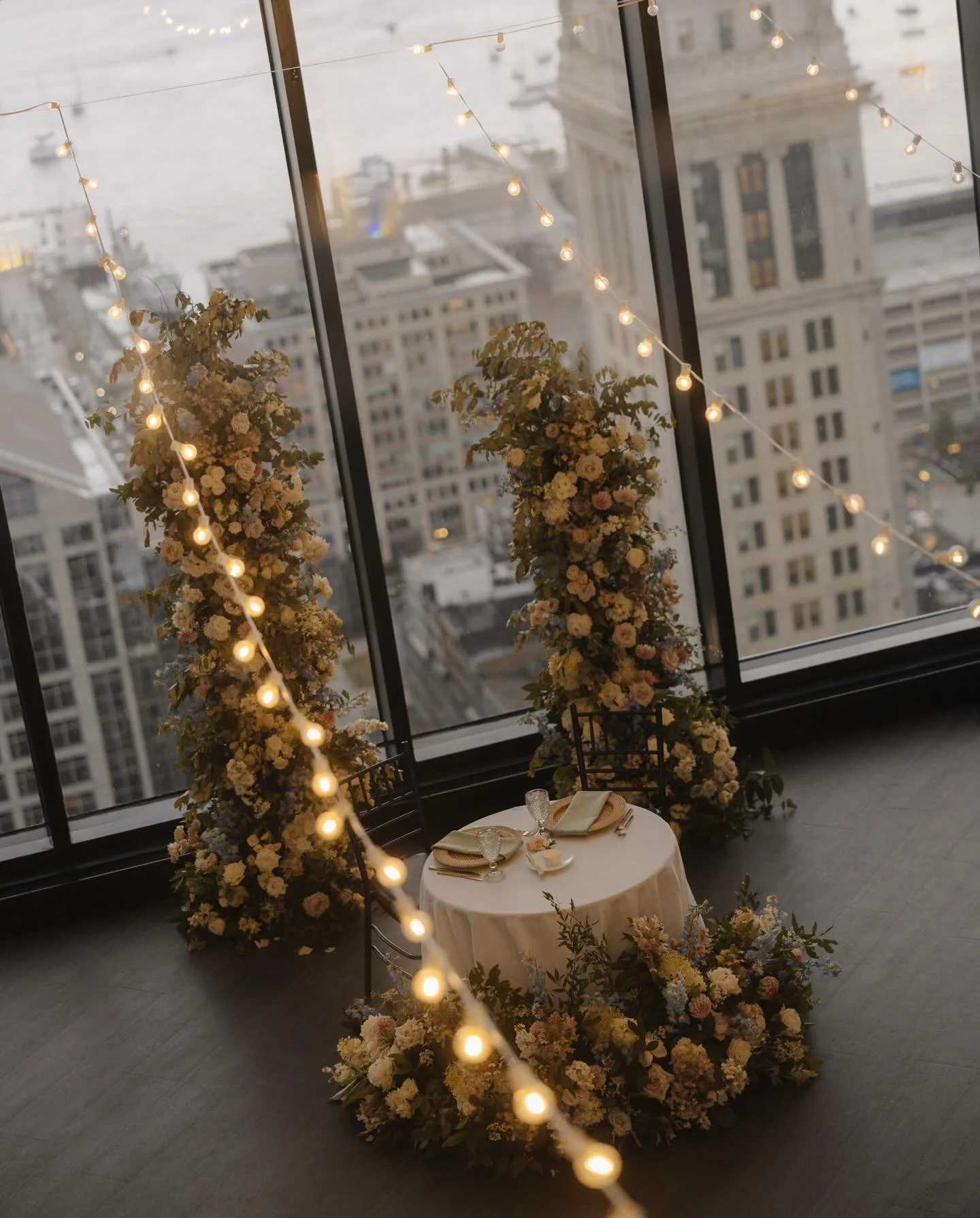 When the sweetheart table becomes a moment of it&rsquo;s own 😍

Photographer: @mikhailglabets