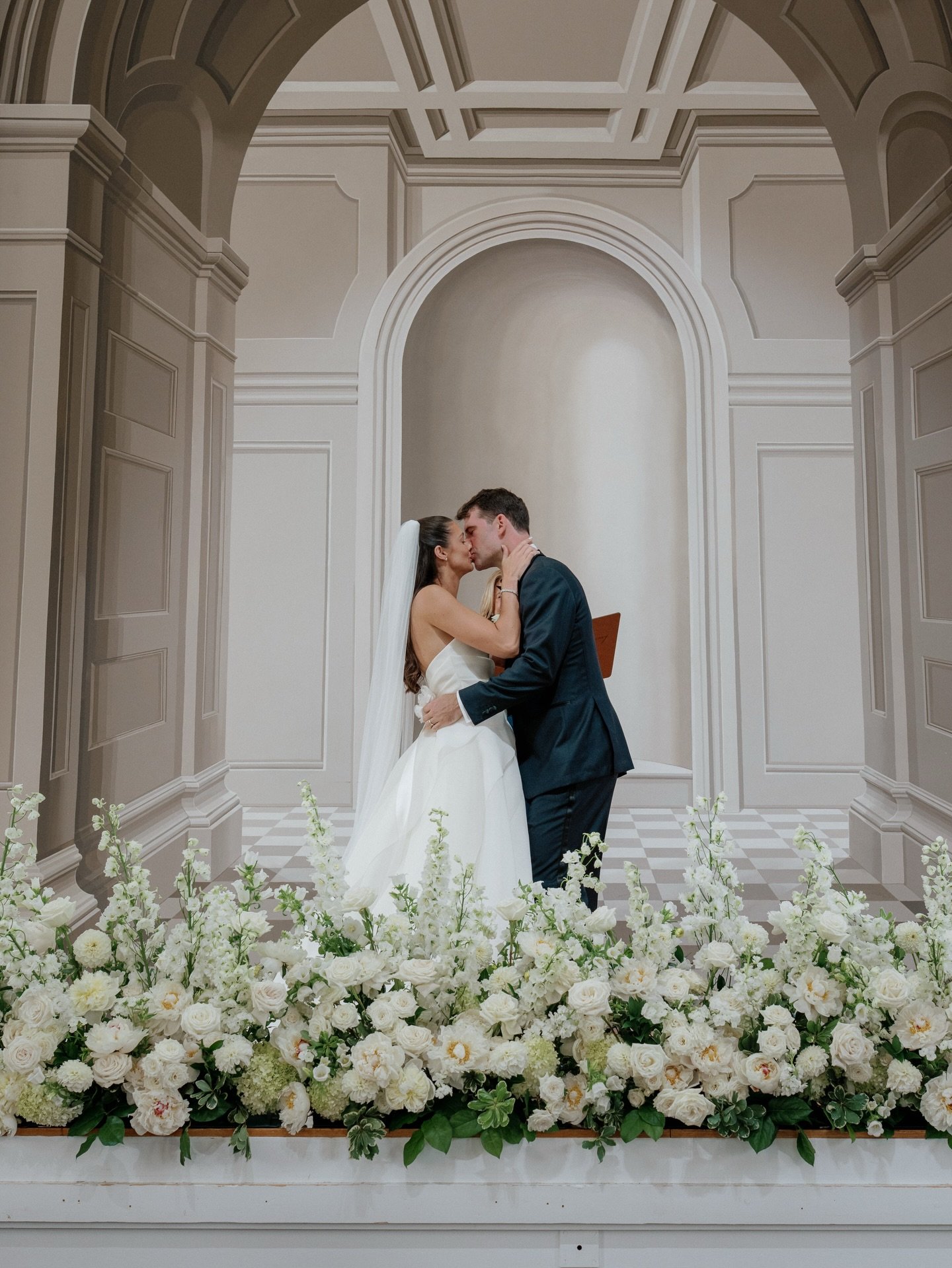 When the ceremony florals are designed to be part of the moment, not to compete with it, it creates an atmosphere that feels effortlessly balanced. 

Planning and design: @timelesseventplanning_ 
Photography: @aliciaminkphoto