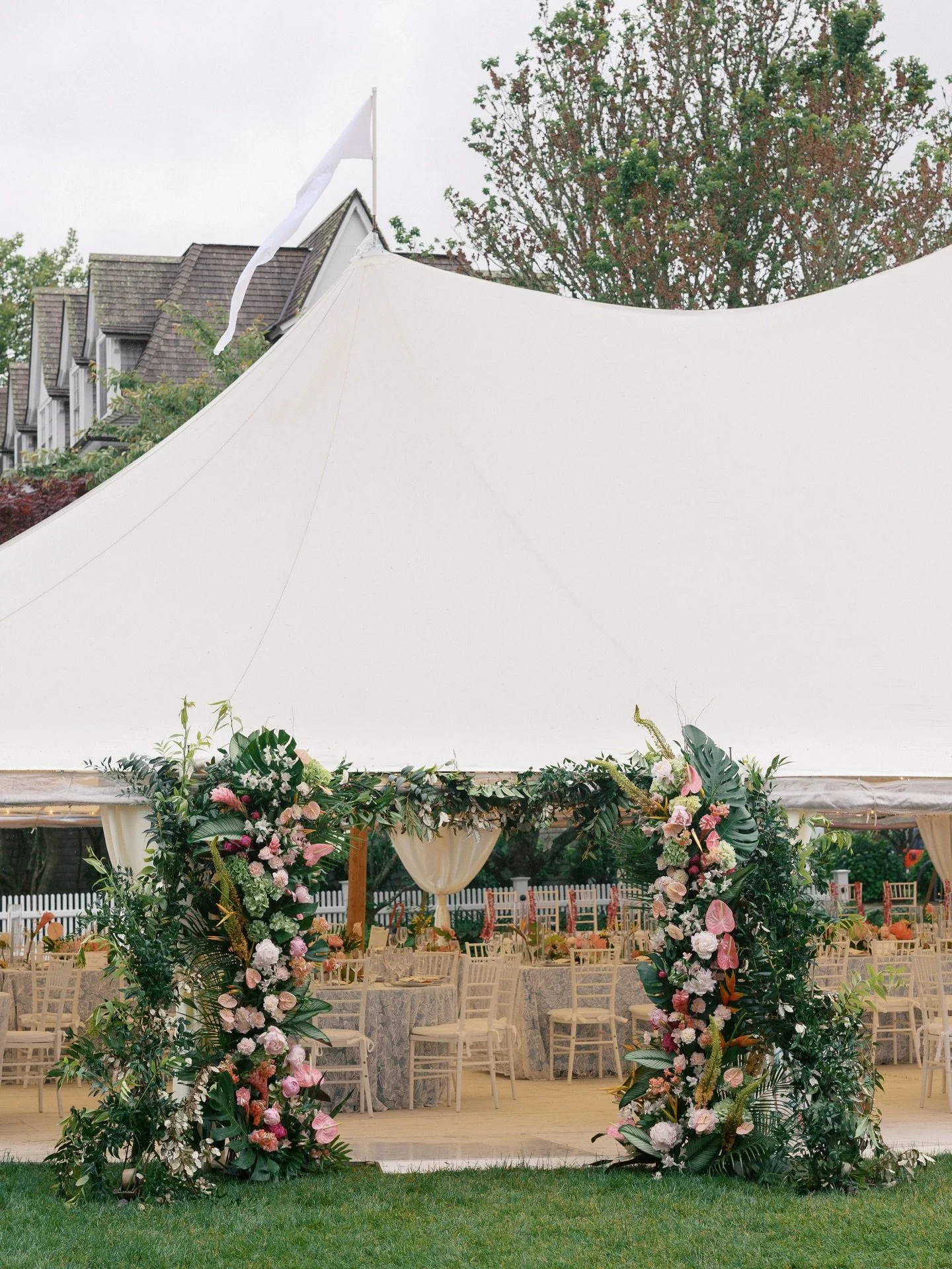 We love when every detail carries through.
For D+P, it meant reimagining their deconstructed ceremony arch into the reception entrance, because the best designs don&rsquo;t stop at the aisle 😍 

Wedding Design and Planning: @Timelesseventplanning_⁠⁠