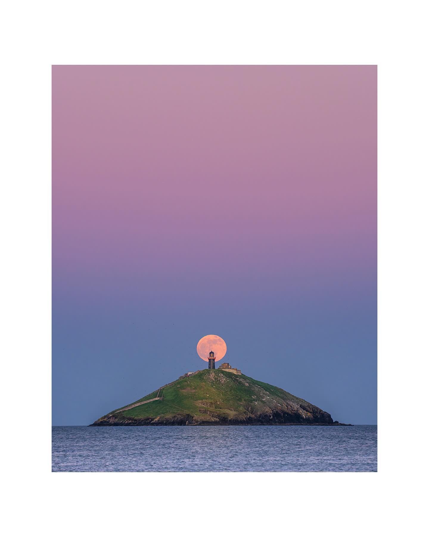 Tuesday night&rsquo;s Pink Moon photographed rising behind Ballycotton Lighthouse.

I can&rsquo;t thank Fred @rawdublin enough for inviting me along! It was one hell of an experience.

🚀 Greeting Cards, Prints, Totes &amp; Postcards: www.peterotoole