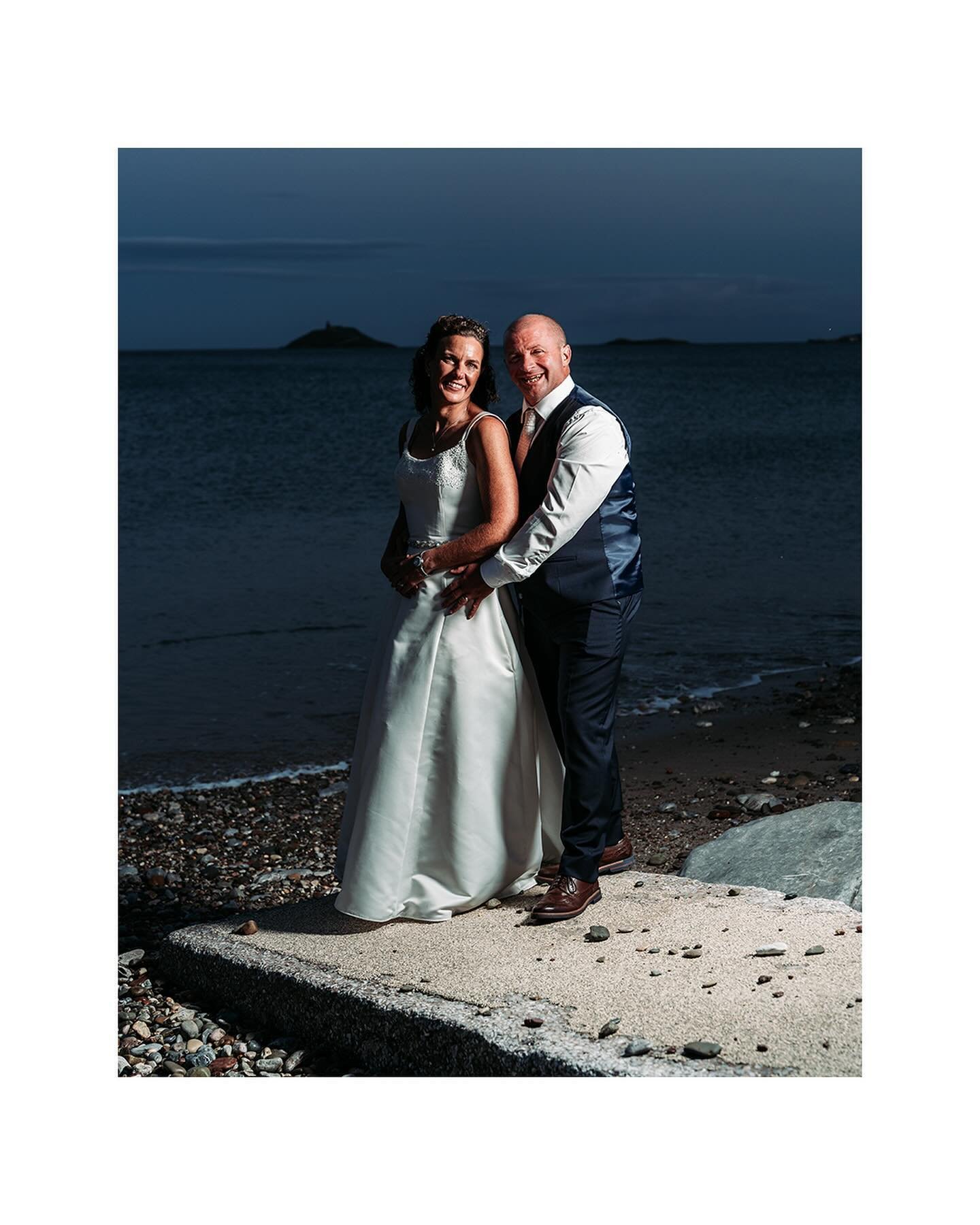 After my last post of the Pink Moon over Ballycotton Island @ballycottonire, I thought it was apt to post a photo I recently took at @carolcashell &amp; Eoin&rsquo;s fantastic wedding in the @hotelgarryvoe 💒💍 

I only took one photo so I got off ea