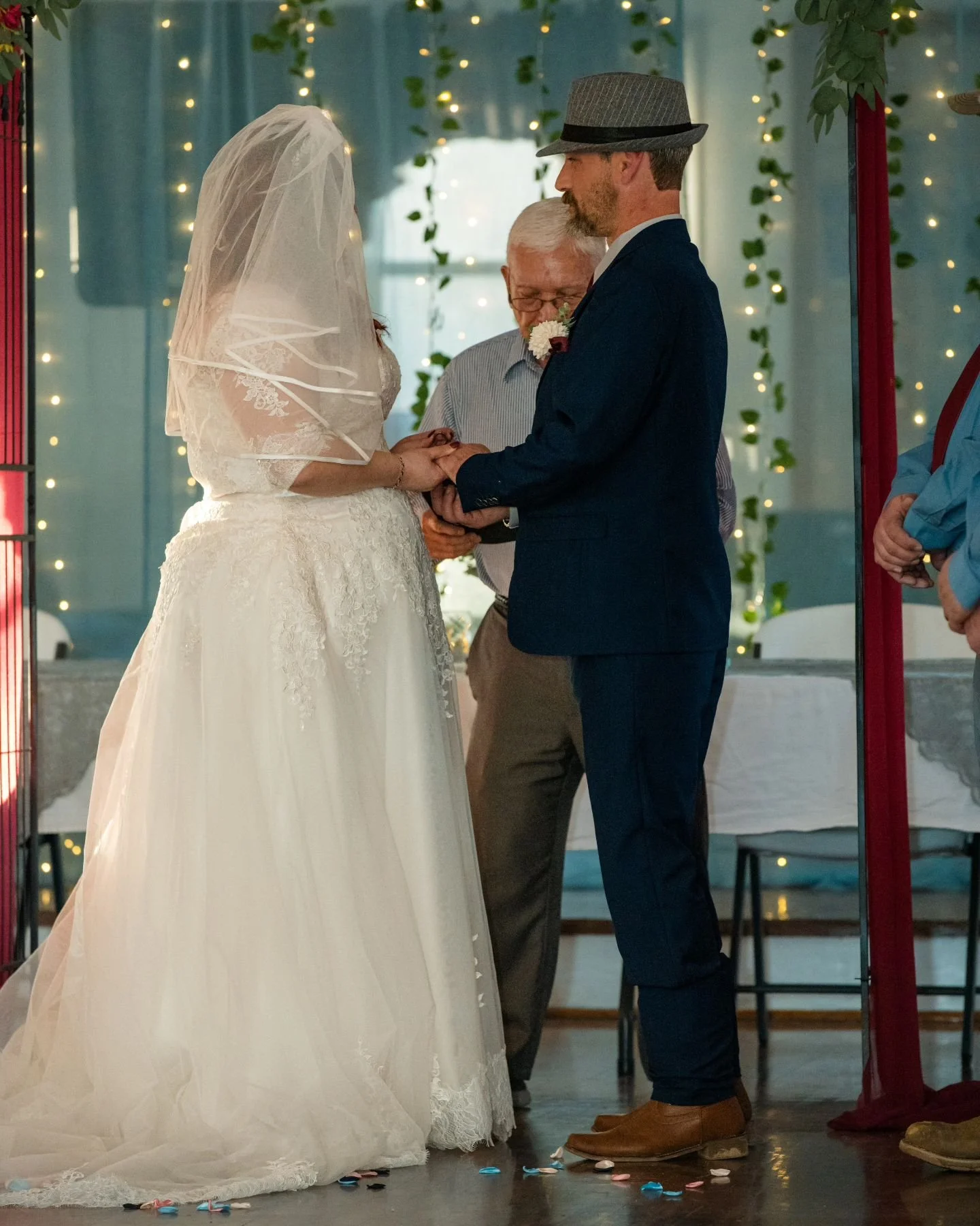 Congratulations to Mr &amp; Mrs Holt! 🎊 Such a lovely wedding, and a great group of people! Thank you for letting me have the honor of shooting your wedding.

#wedding #weddingphotographer #weddingphotography  #munins_momentos