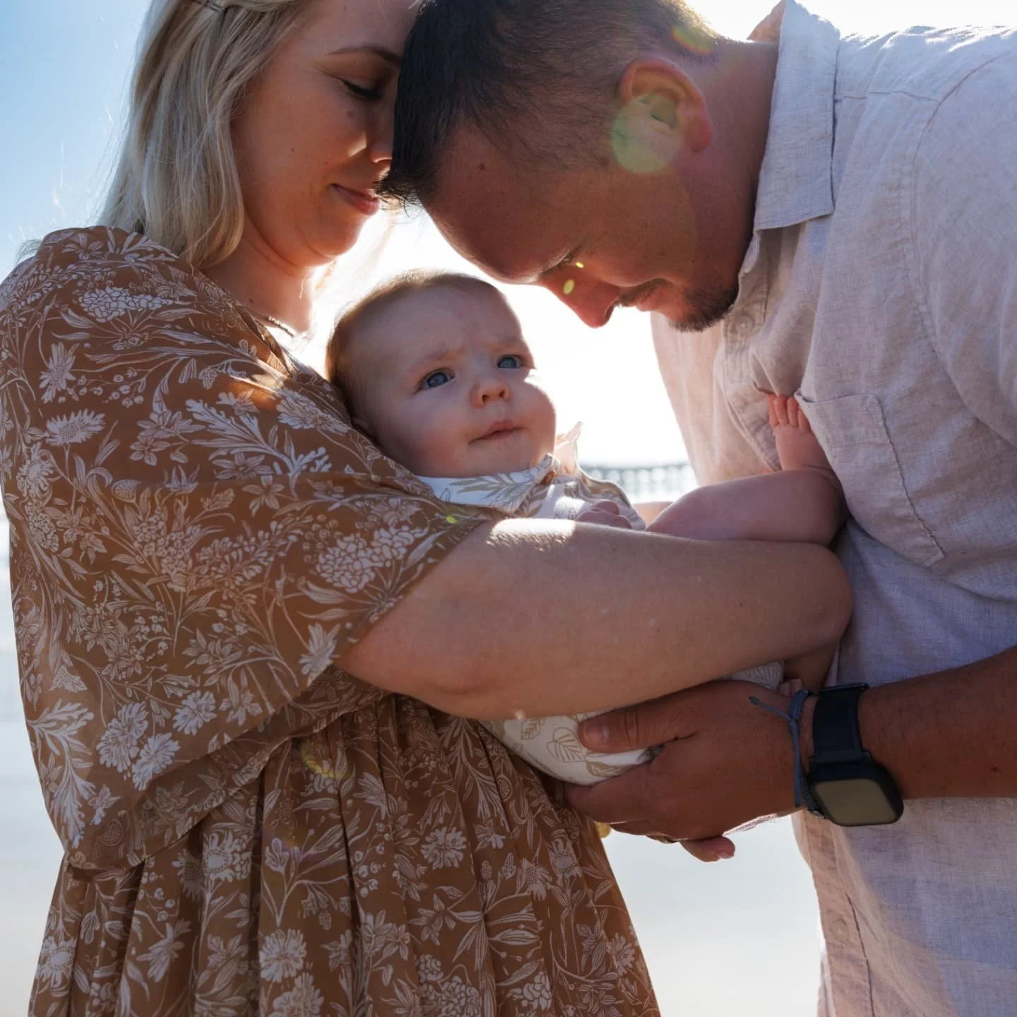 A perfect start to life: soft sands, gentle waves, and a precious newborn. 🌊👶 #newbornphotography #familyportraits #beachvibes #california #sandiego  #pacificbeach #munins_momentos