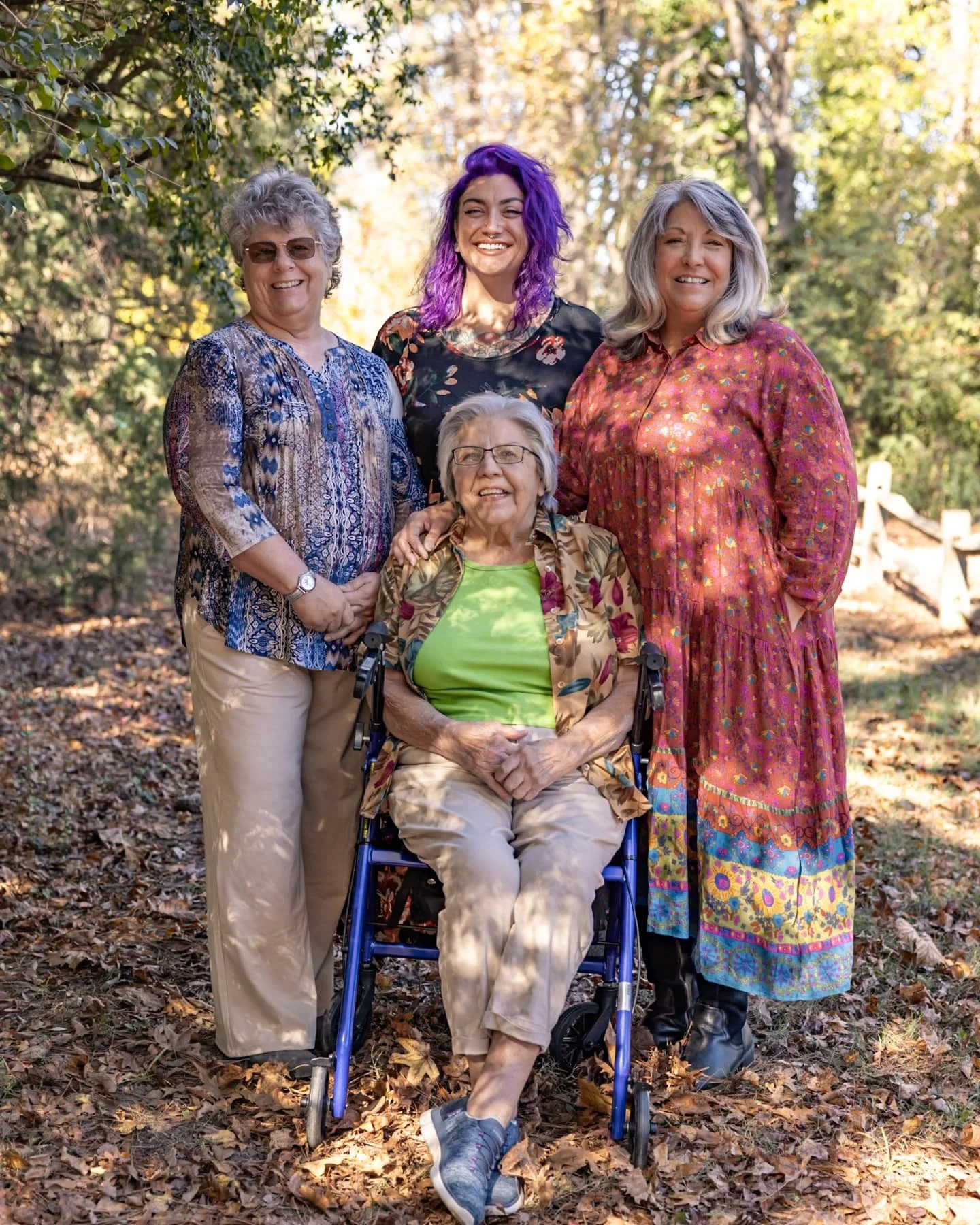 The Golden Girls love their fall photoshoot 🍂📸 almost as much as they love their family. 👩&zwj;👩&zwj;👧&zwj;👧
#familyportraits #familyphotographer #fall #family #munins_momentos