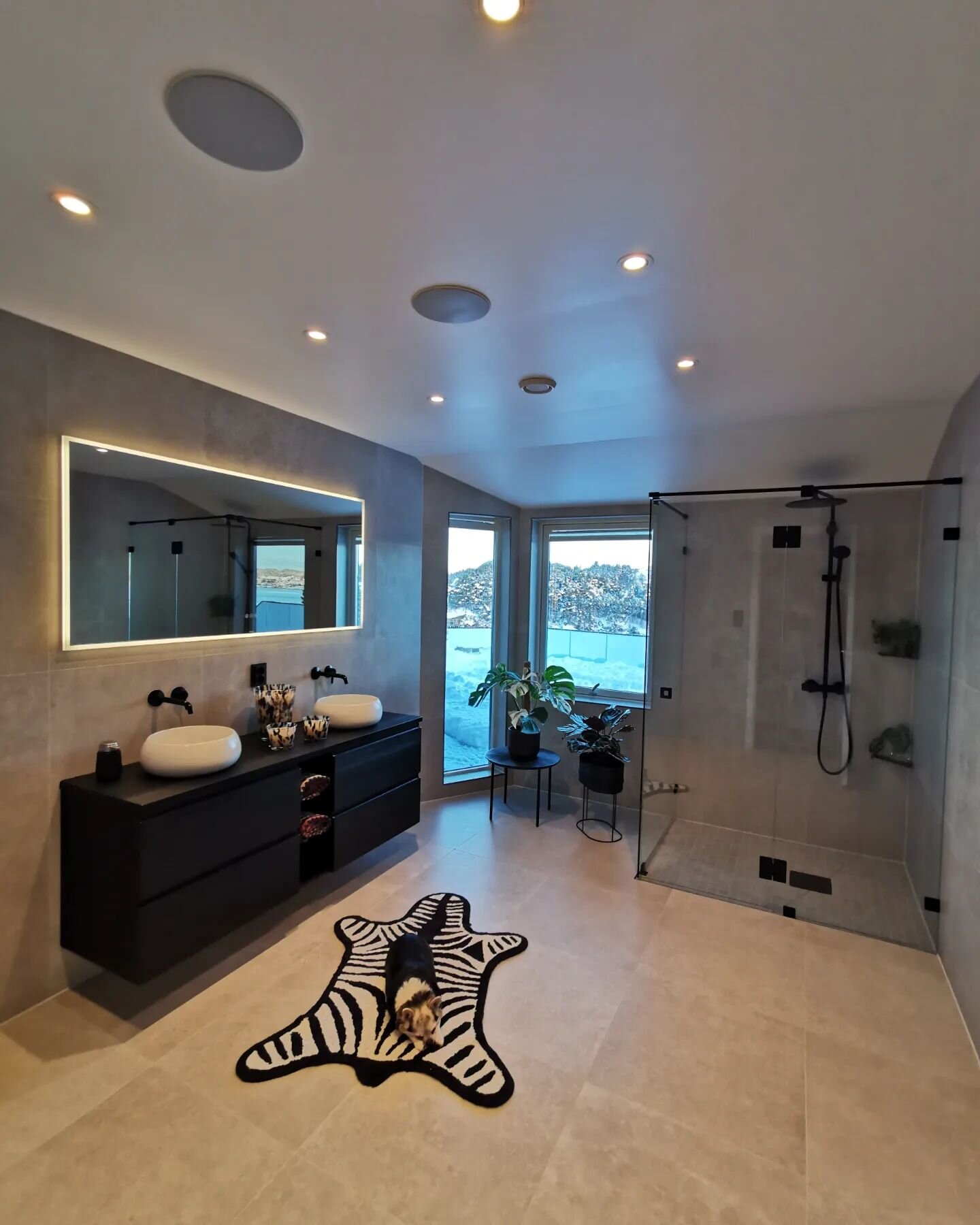 Nytt bad overlevert forn&oslash;yd kunde 🤩
Vi takker for oppdraget og muligheten til &aring; inspirere v&aring;re f&oslash;lgere 🥰
#dog #approved #oantonsen #bad #baderom #bathroom #kvalitetstid #mattsvart #nordisk #design #oppussing #kvalitet #mod