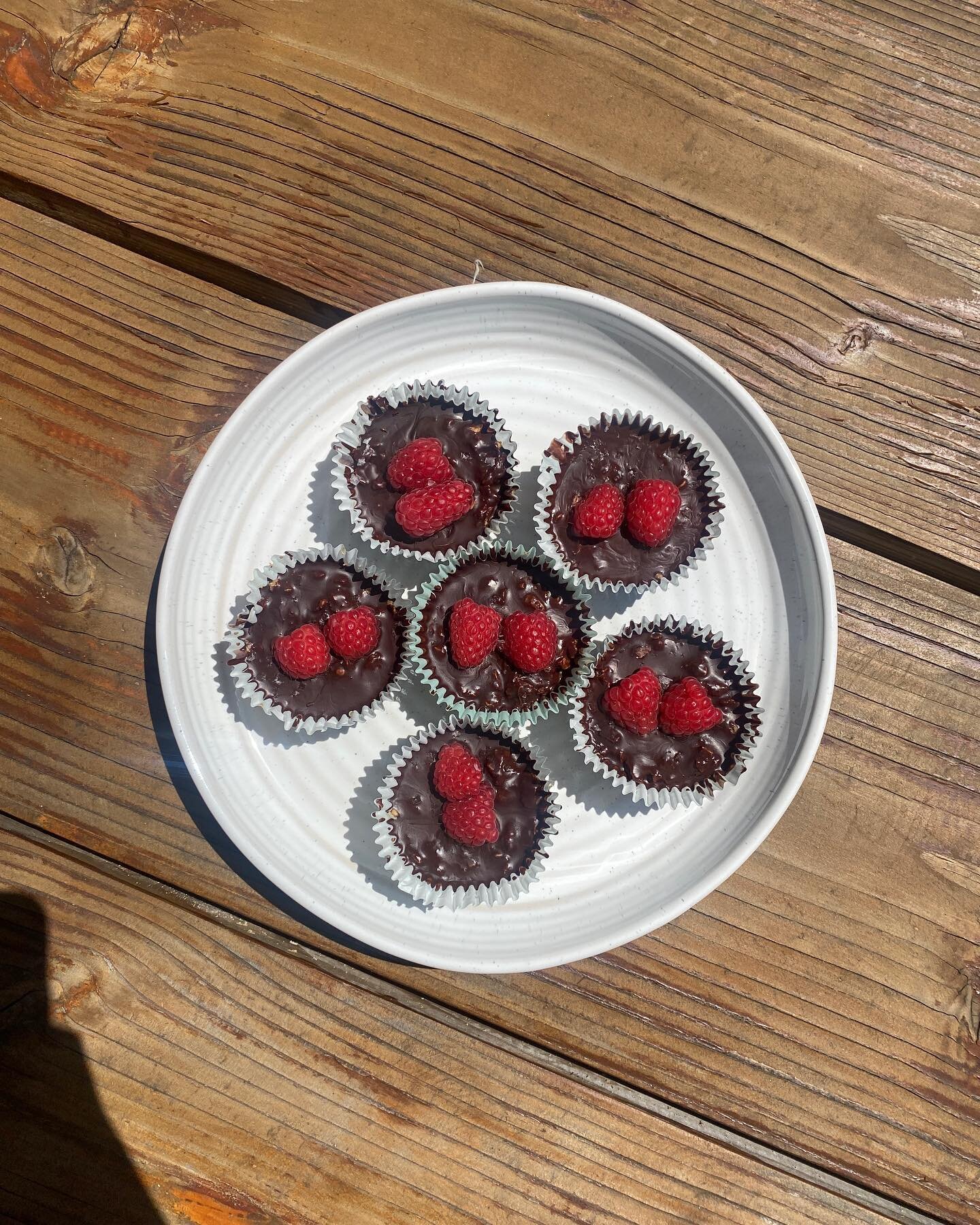 Crunchy raspberry oat nut butter cups for dad&rsquo;s birthday 🎂 Festive and loaded with healthy fats and a little hit of protein. 

Almond butter, tahini, oats, buckwheat groats, hemp seeds, honey, dark chocolate, sea salt, raspberries. Recipe base