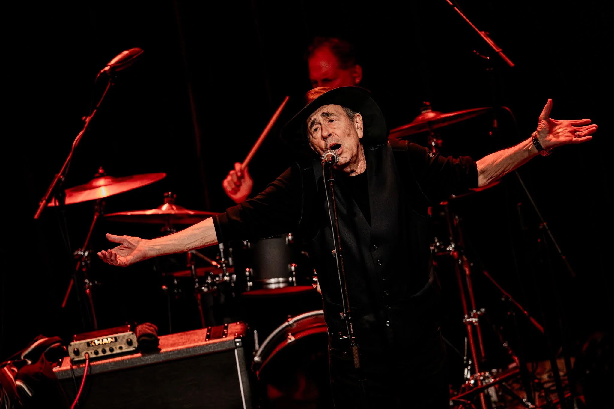 David Surkamp welcoming the audience during a live performance.