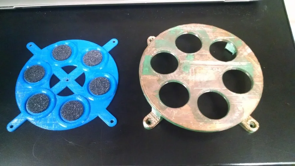 Holding apparatus for depositing electrodes on 6 inserts at once. Foam on the base plate keeps the membranes pressed against the masks to get sharply-defined electrodes.