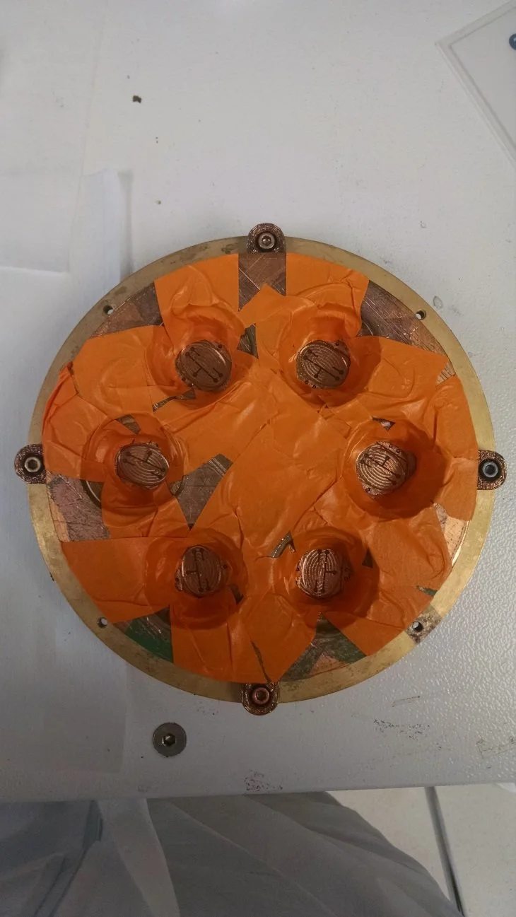 Fully loaded setup for depositing the electrodes.
