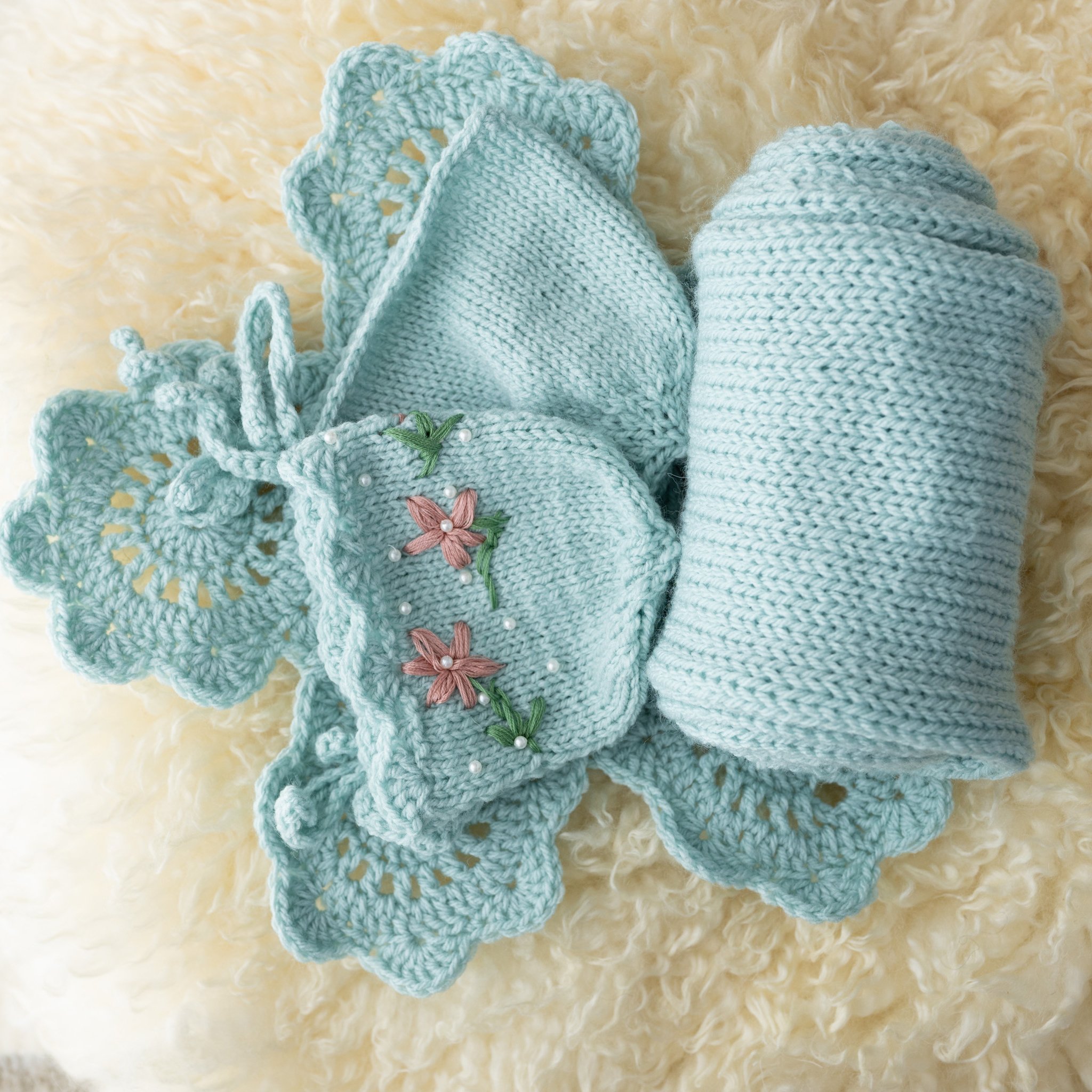 Baby blue wrap and bonnet set