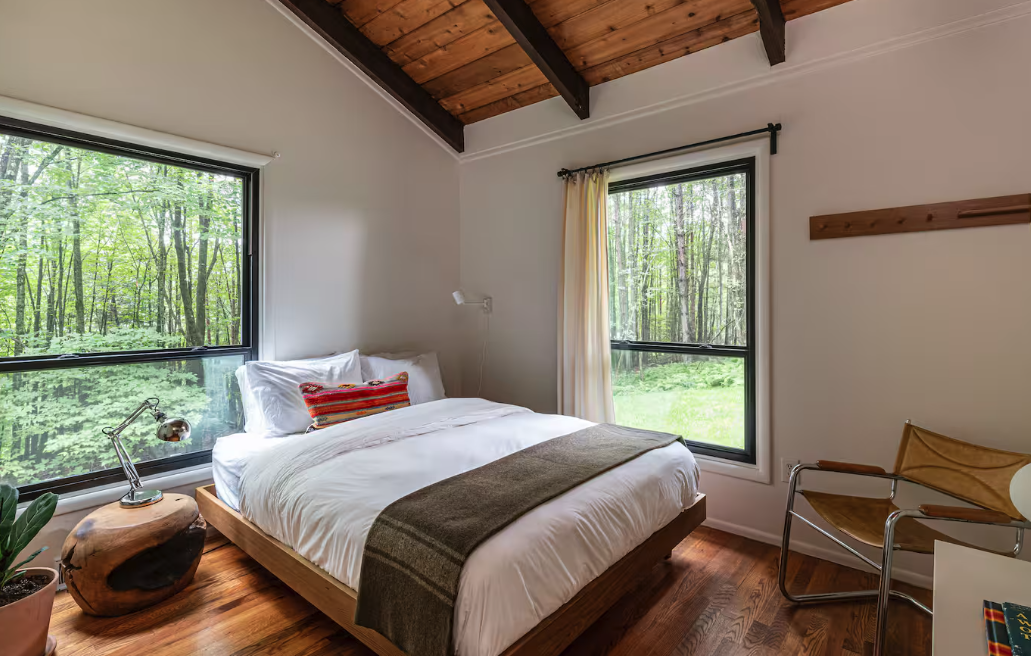 Destino Cabin Airbnb bedroom in the Catskills optimized for bookings