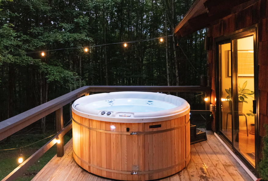 Destino Cabin outdoor hot tub guest experience in Catskills Airbnb