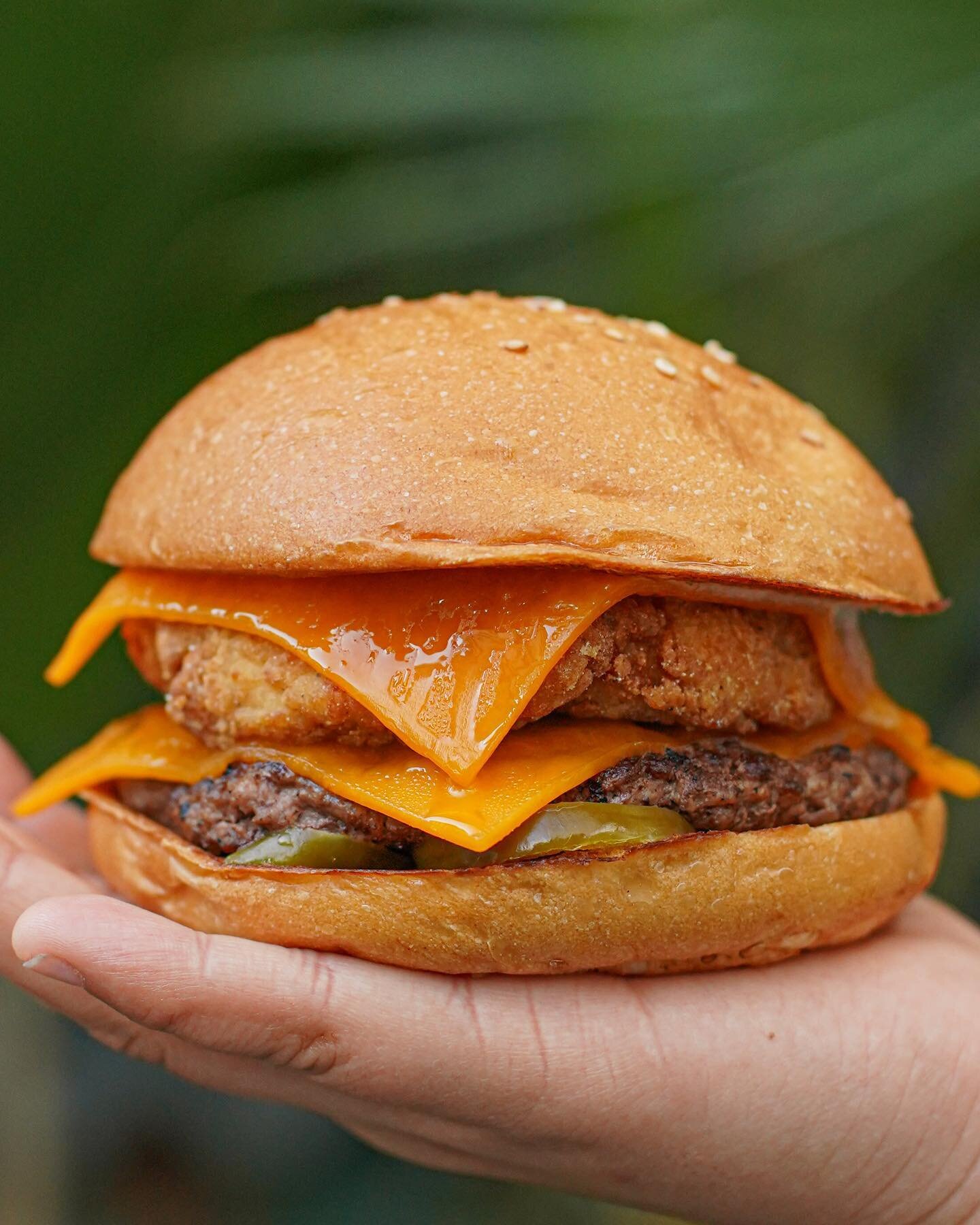 &iexcl;Atenci&oacute;n amantes de las hamburguesas! 🍔🎉⁣
⁣
Estamos emocionados de anunciar el lanzamiento de nuestra nueva hamburguesa &quot;The Double Mix Burger&quot; 🤤👀&nbsp;⁣
⁣
Prep&aacute;rate para saborear una deliciosa combinaci&oacute;n de