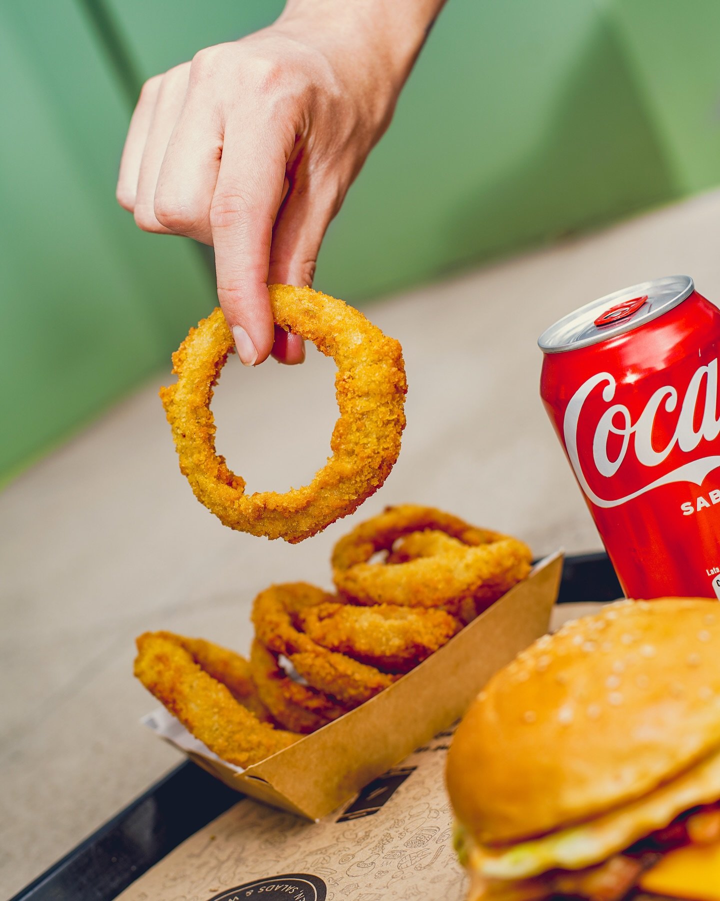 ✨ &iquest;Buscando el complemento perfecto? 🍔 

Los aros de cebolla son lo que necesitas🙌🏻😏 

Crujientes, dorados y llenos de sabor, son el match perfecto con tu burger favorita🔥💛 

#ArosDeCebolla #Burger#Wallys #Regi&oacute;nMetropolitana #Chi