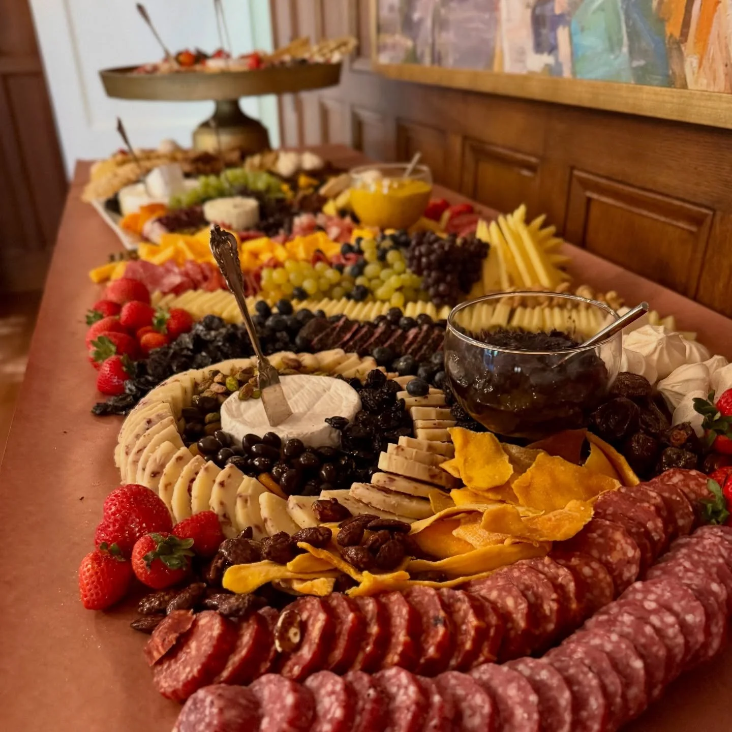 Who doesn&rsquo;t love a good charcuterie board? We love how something so simple in theory can make a big impact at your event. And adding a bit of sparkle? Pure magic in food form 😍✨

Spread by the amazing @cheoffreygeoffrey 
Venue: @harwelden 

#c