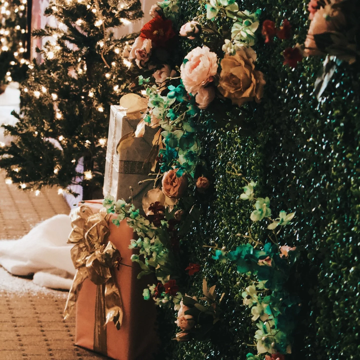 Wishing you and yours a very happy holiday season ✨

Grateful for a year filled with meaningful gatherings and beautiful moments. Cheers to celebrating together. 🥂