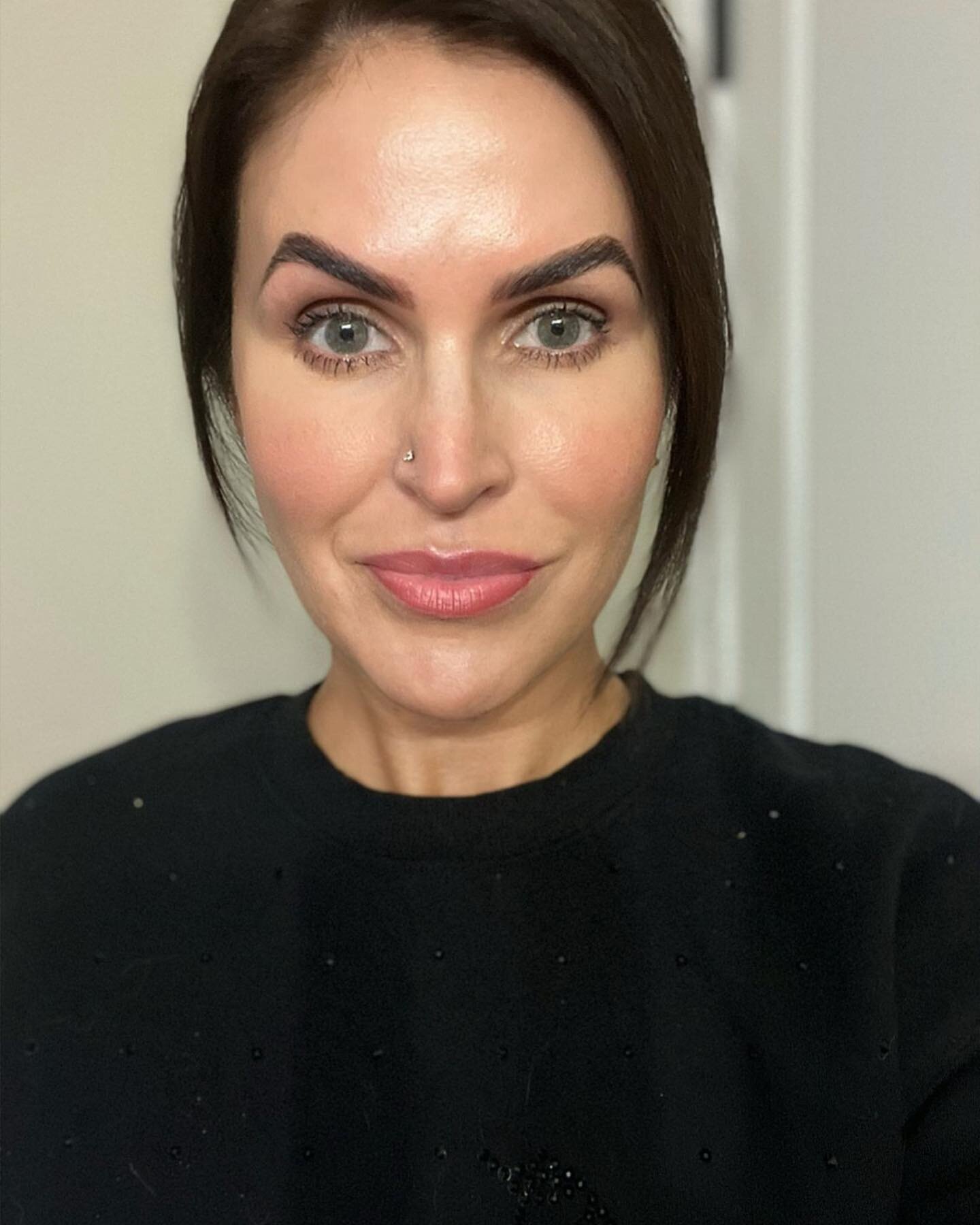 Freshly Laminated, tinted, and waxed my own brows this evening! 
I always feel like a new person after brow day. Who&rsquo;s with me? 🙋🏻&zwj;♀️

A lot of people have the common misconception that laminated brows have one distinct look. That stick s