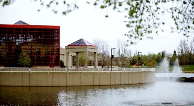 The Civic center is right next to the outdoor pool and Leduc Public Library - all less than a 6 min dive away!